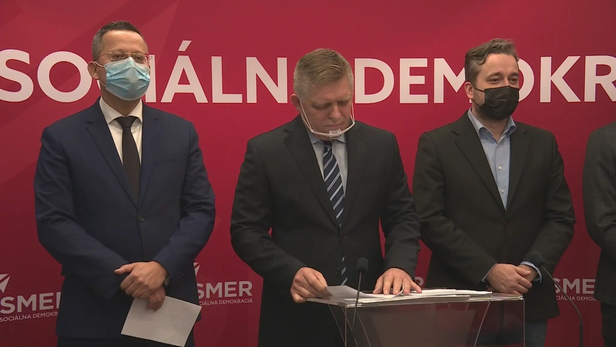 Ľudia s ochrannými rúškami čakajú v rade pred predajňou Zara v Luasanne v sobotu 16. januára 2021.
