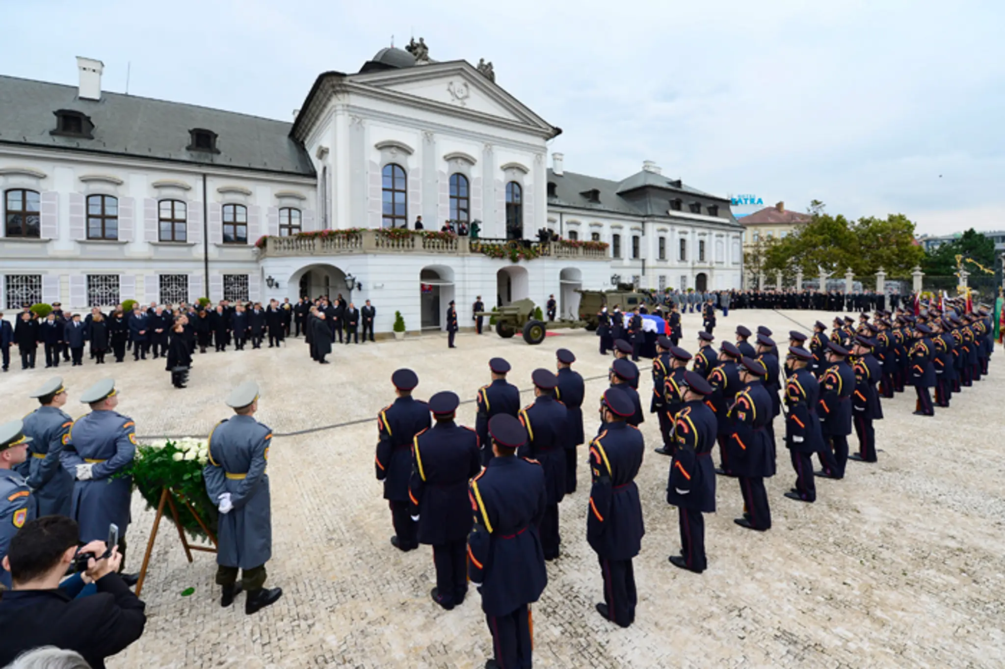Príslušníci Čestnej stráže stoja pri rakve s ostatkami prezidenta Michala Kováča počas poslednej rozlúčky na nádvorí Prezidentsk