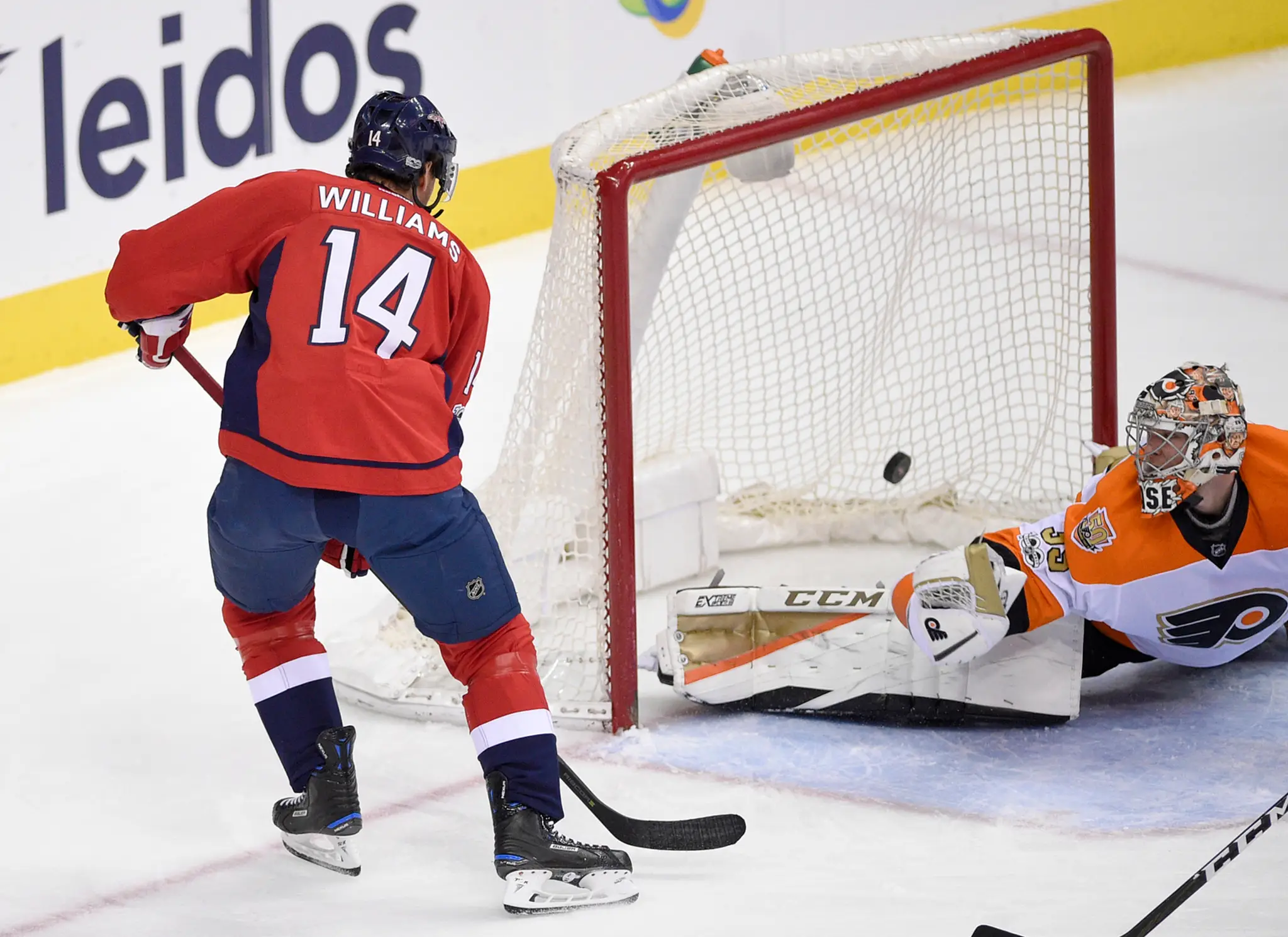 Justin Williams (Washington) strieľa gól Philadelphii.