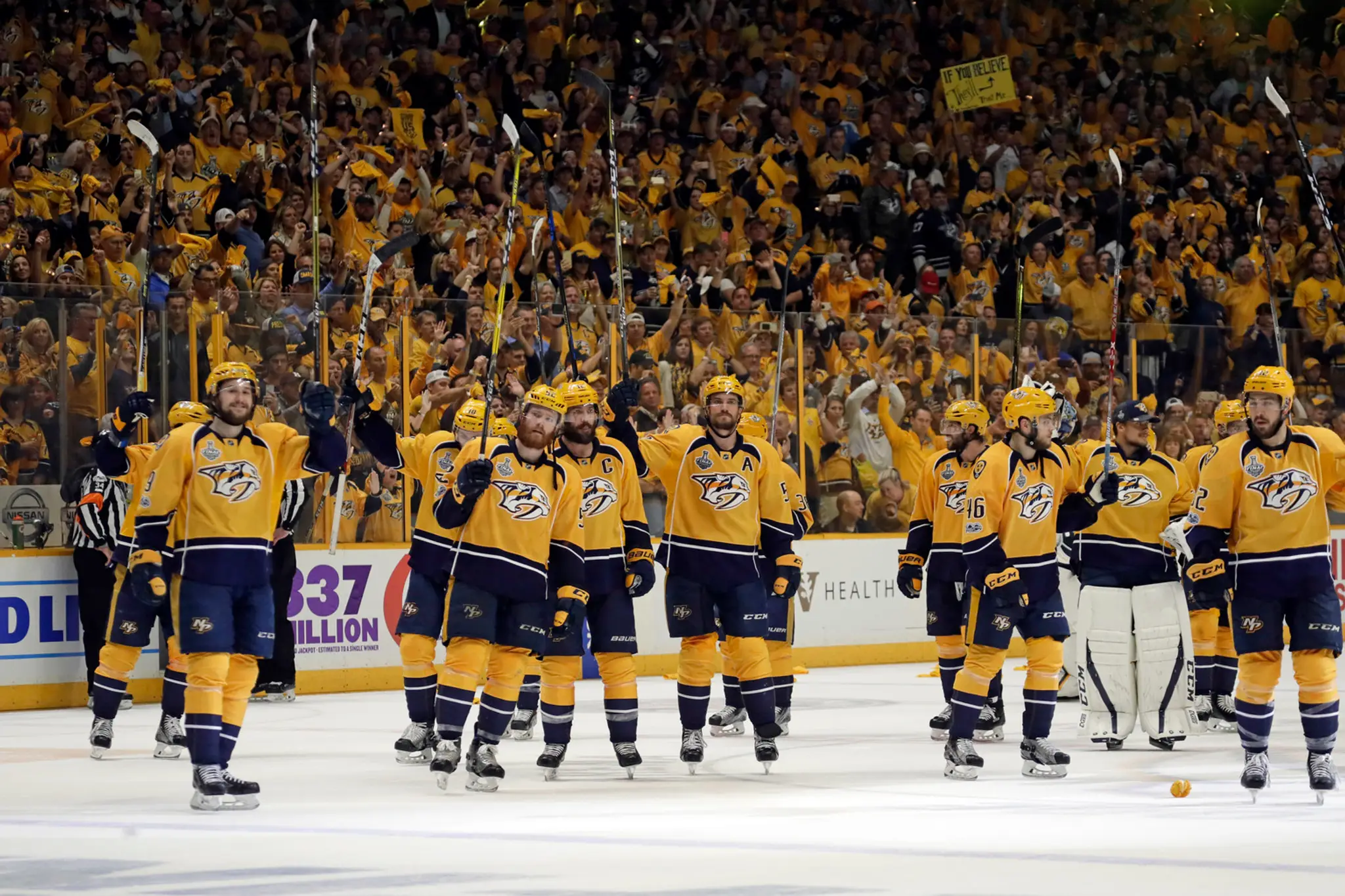 Na snímke hráči Predators oslavujú víťazstvo v treťom zápase finále hokejovej NHL.