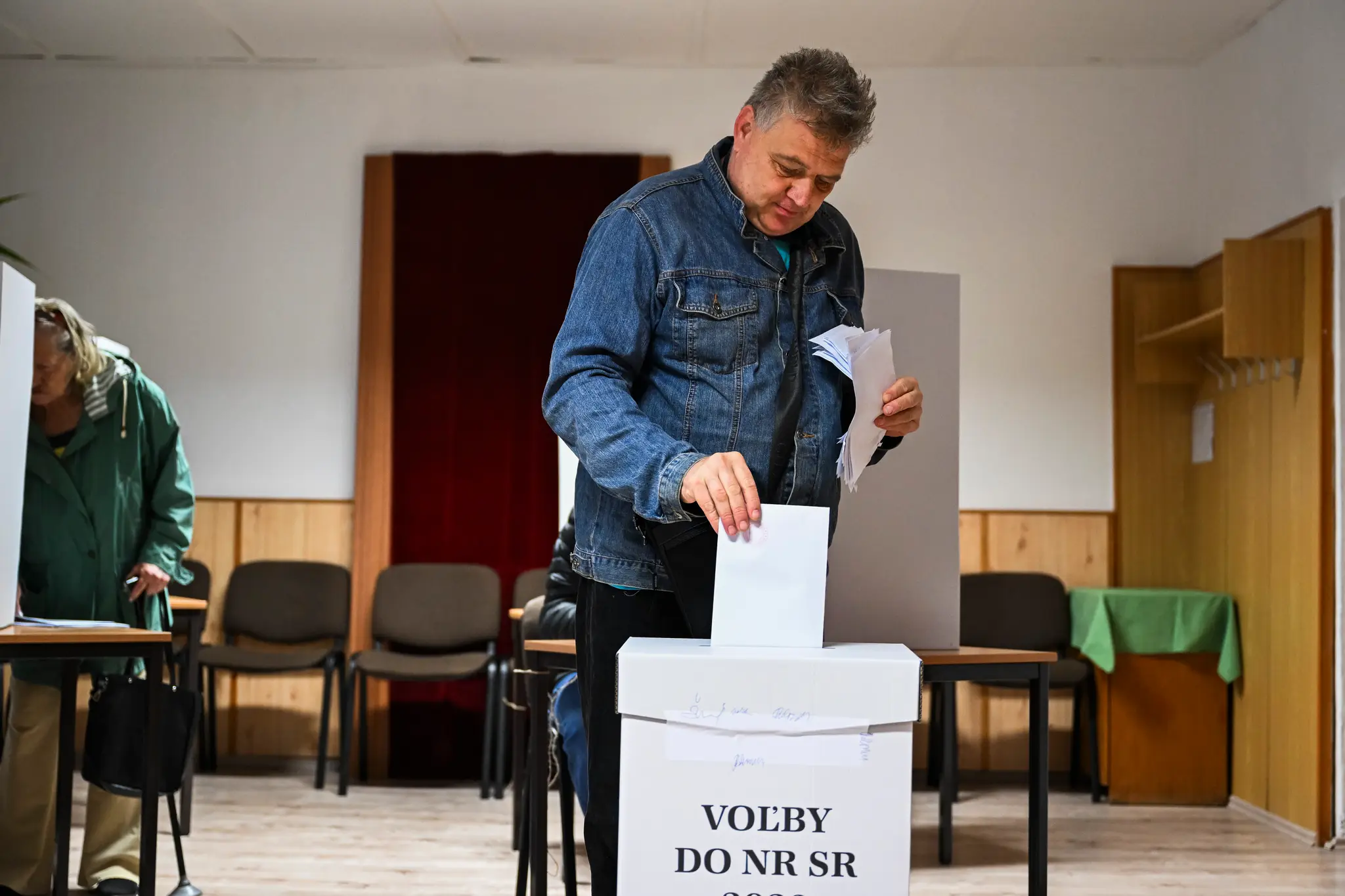 Volič vhadzuje obálku s hlasovacím lístkom do volebnej schránky v predčasných parlamentných voľbách v Bratislave.
