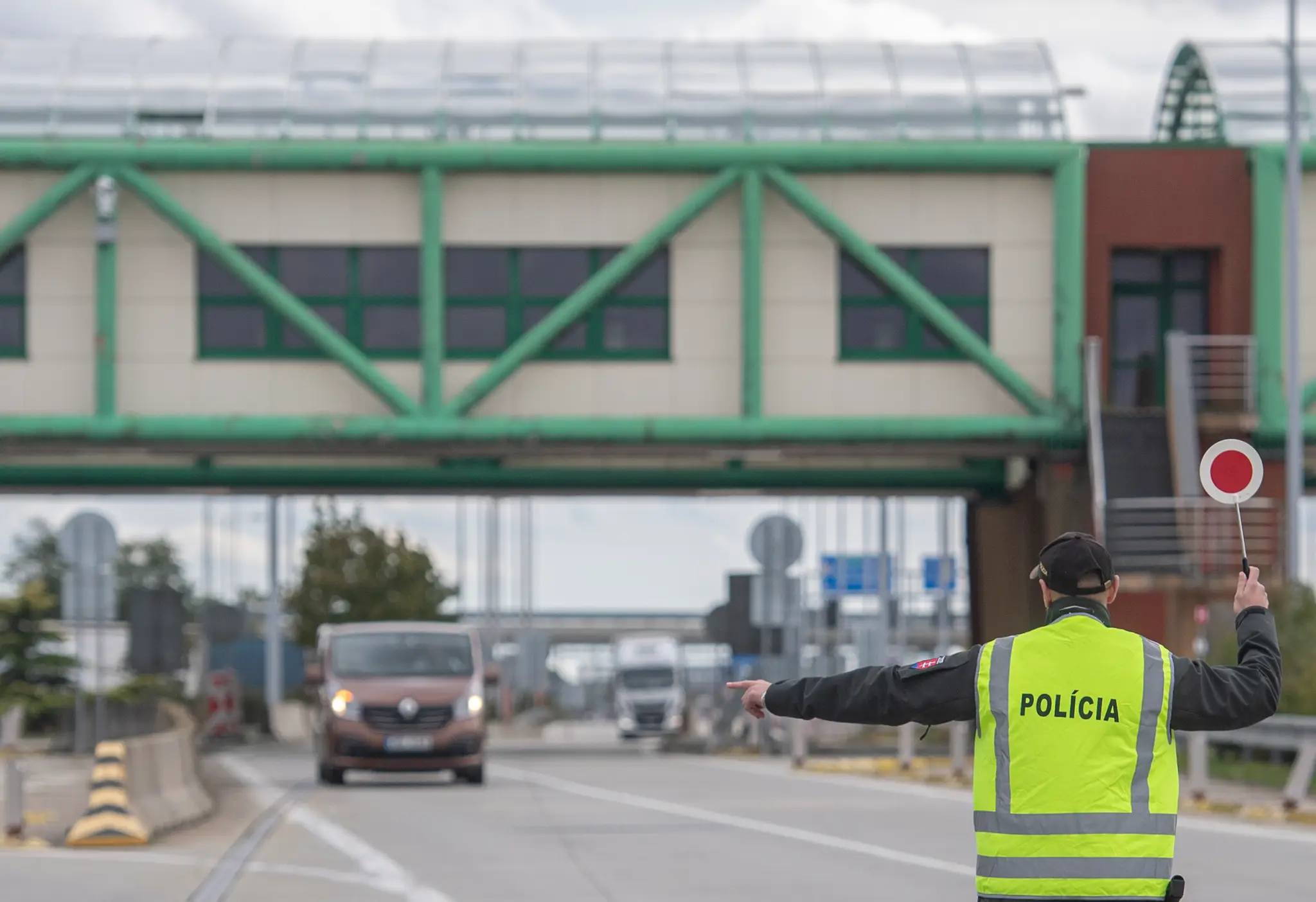 Policajná kontrola na diaľničnom hraničnom priechode Bratislava – Čunovo a Rajka medzi Slovenskom a Maďarskom.