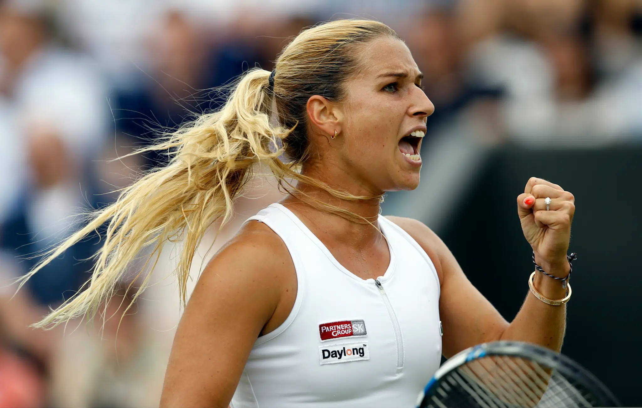 Dominika Cibulková zatína päsť po zisku fiftínu proti Poľke Agnieszke Radwaňskej v osemfinále Wimbledonu.