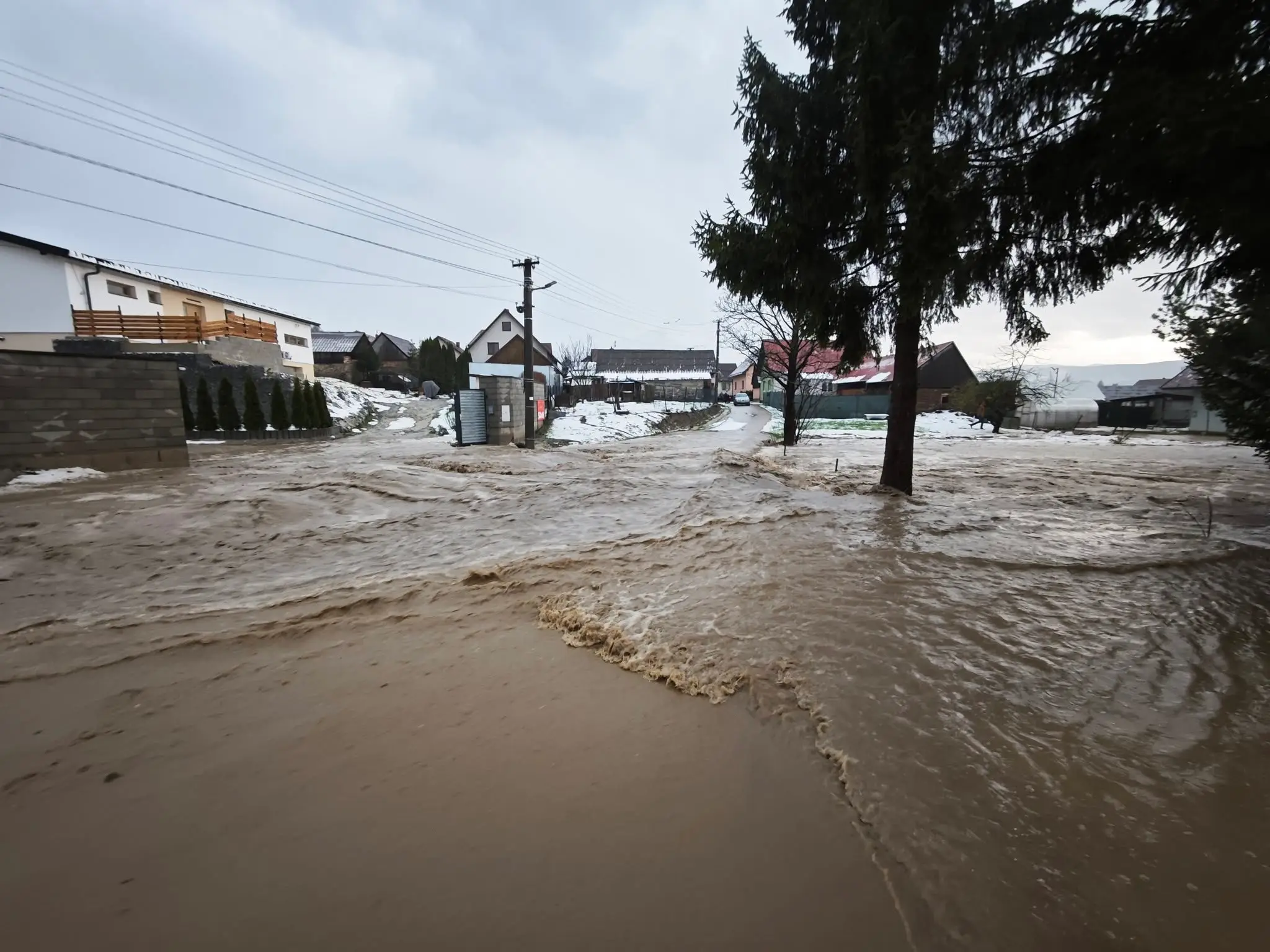 Slovenskom sa prehnali silné búrky. Povodne zaplavili pivnice aj celé domy