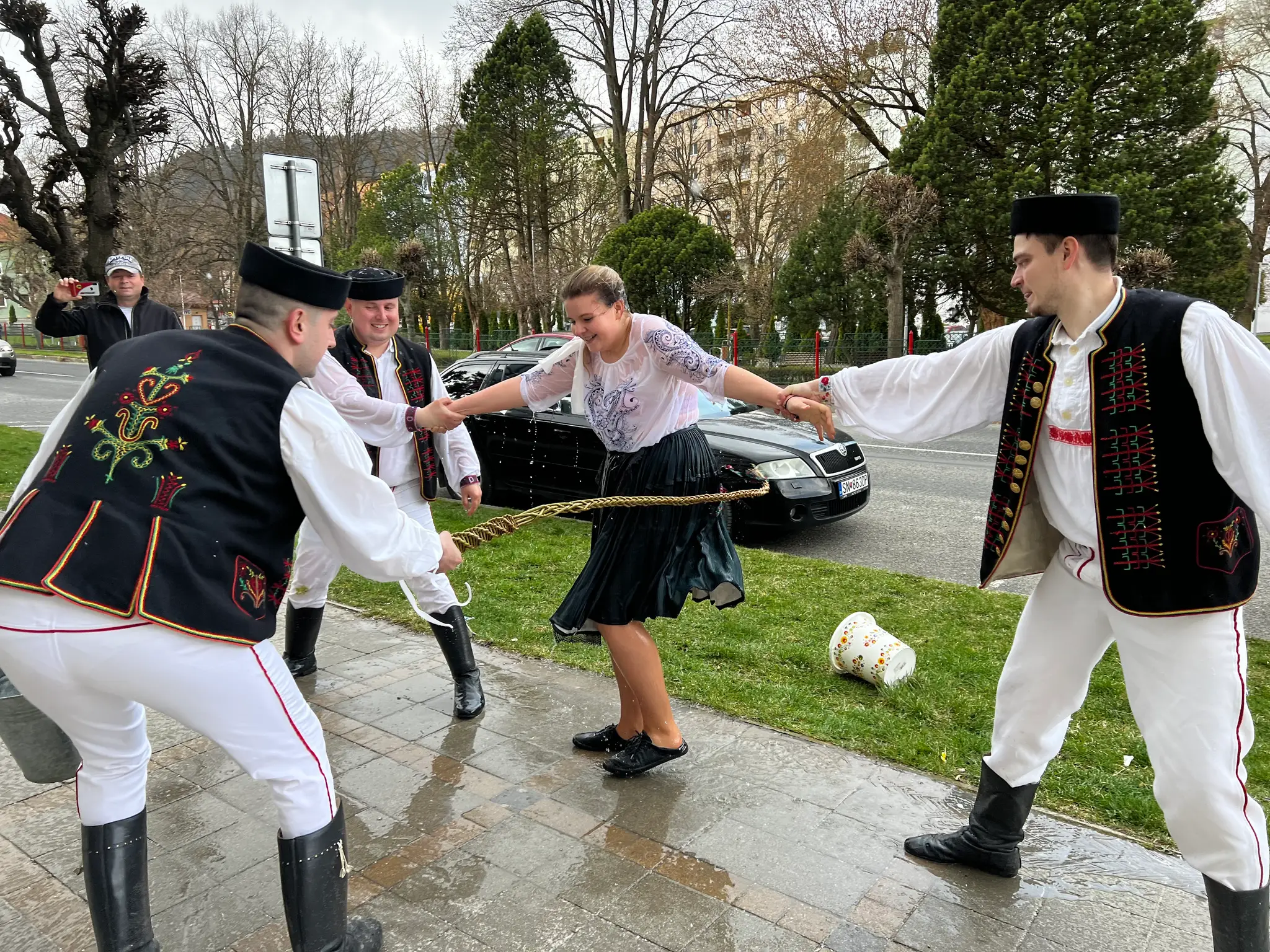 Členovia Folklórneho súboru Krompašan z Krompách oblievali a šibali svoje kolegyne nielen v meste, ale i v susednej obci Slovinky.