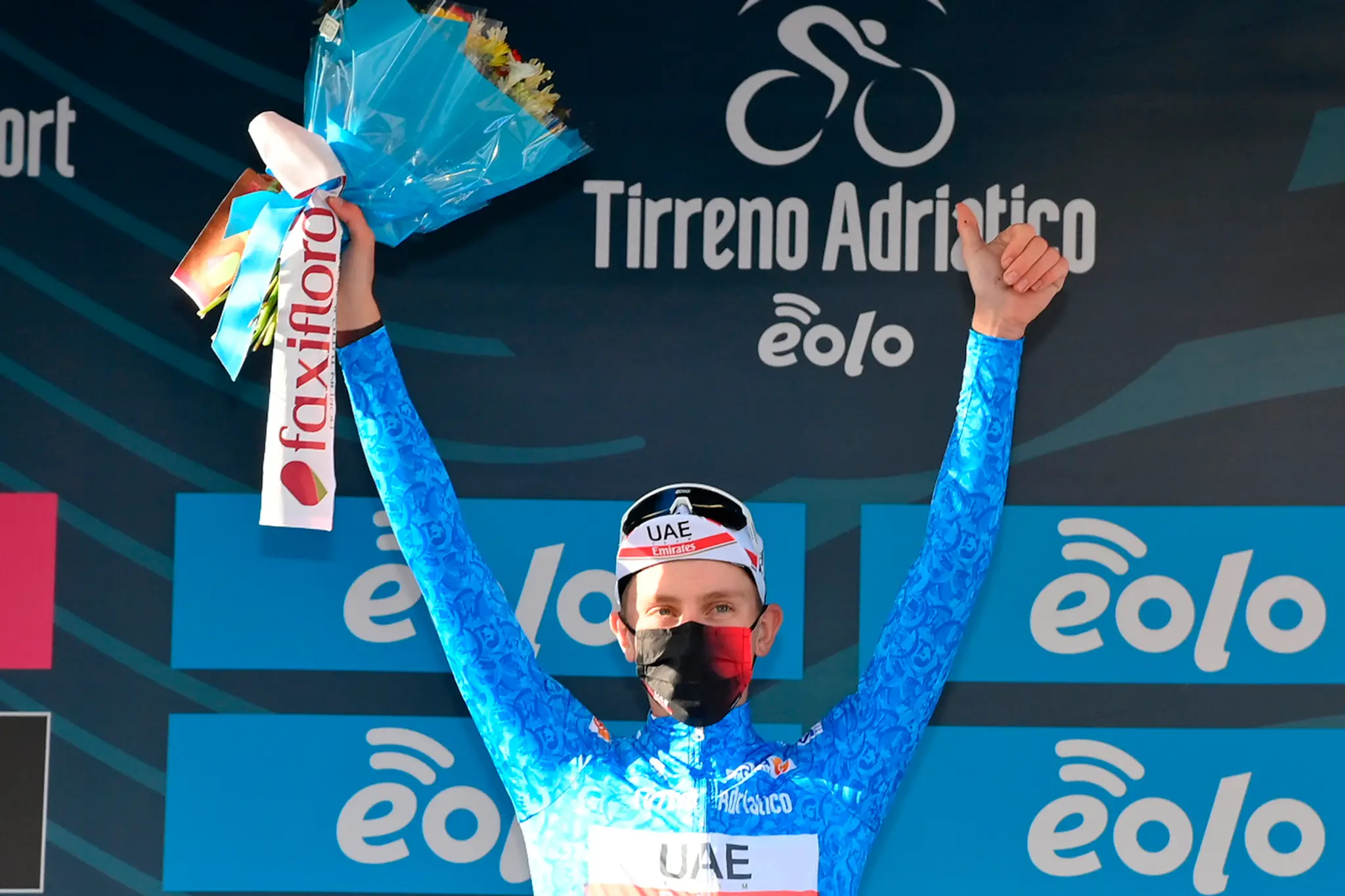 Tadej Pogačar na pódiu po triumfe v 4. etape pretekov Tirreno-Adriatico.