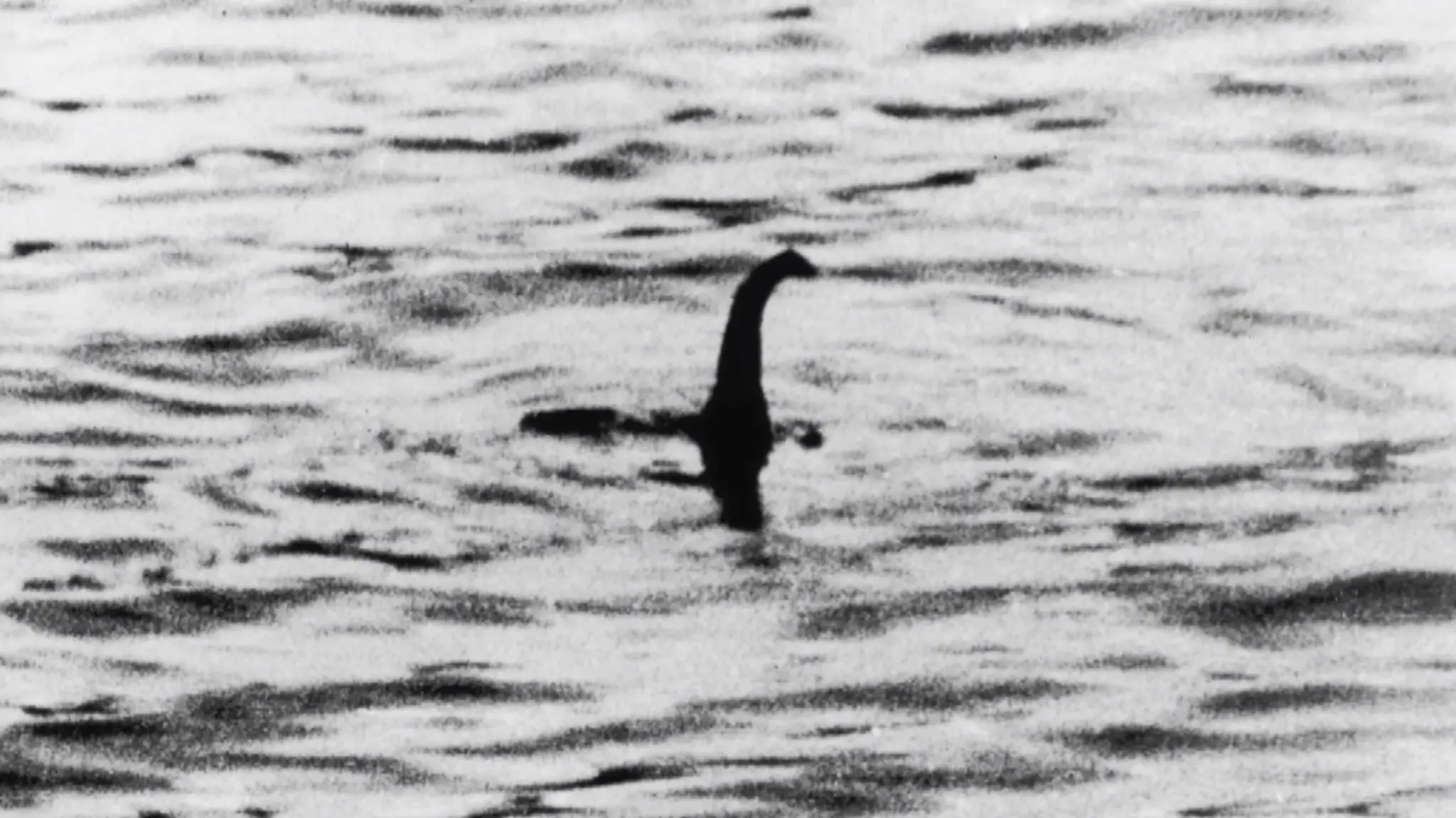 Neidentifikovateľné zábery z jazera Lochness