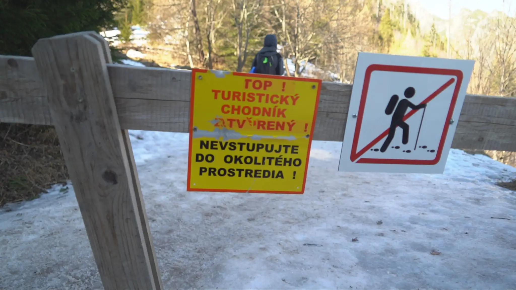 Zákazová tabuľa na turistickom chodníku.