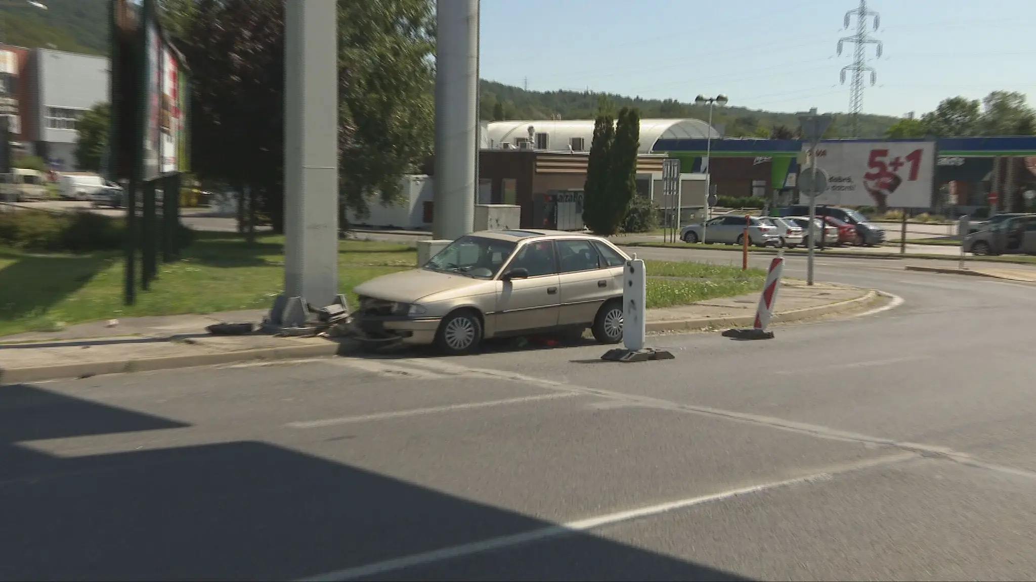 Vrak auta po nehode v Lamači.