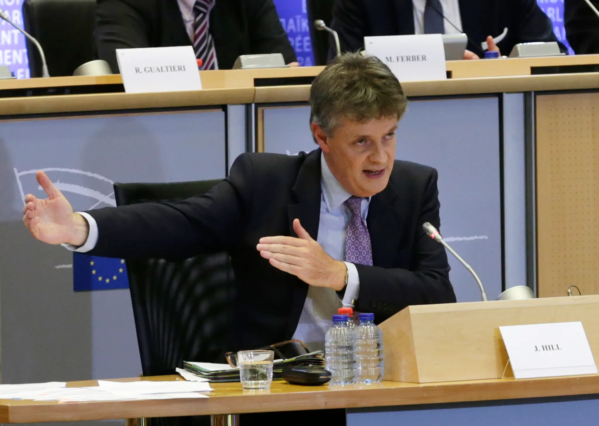 Britský eurokomisár Jonathan Hill počas vypočúvania.