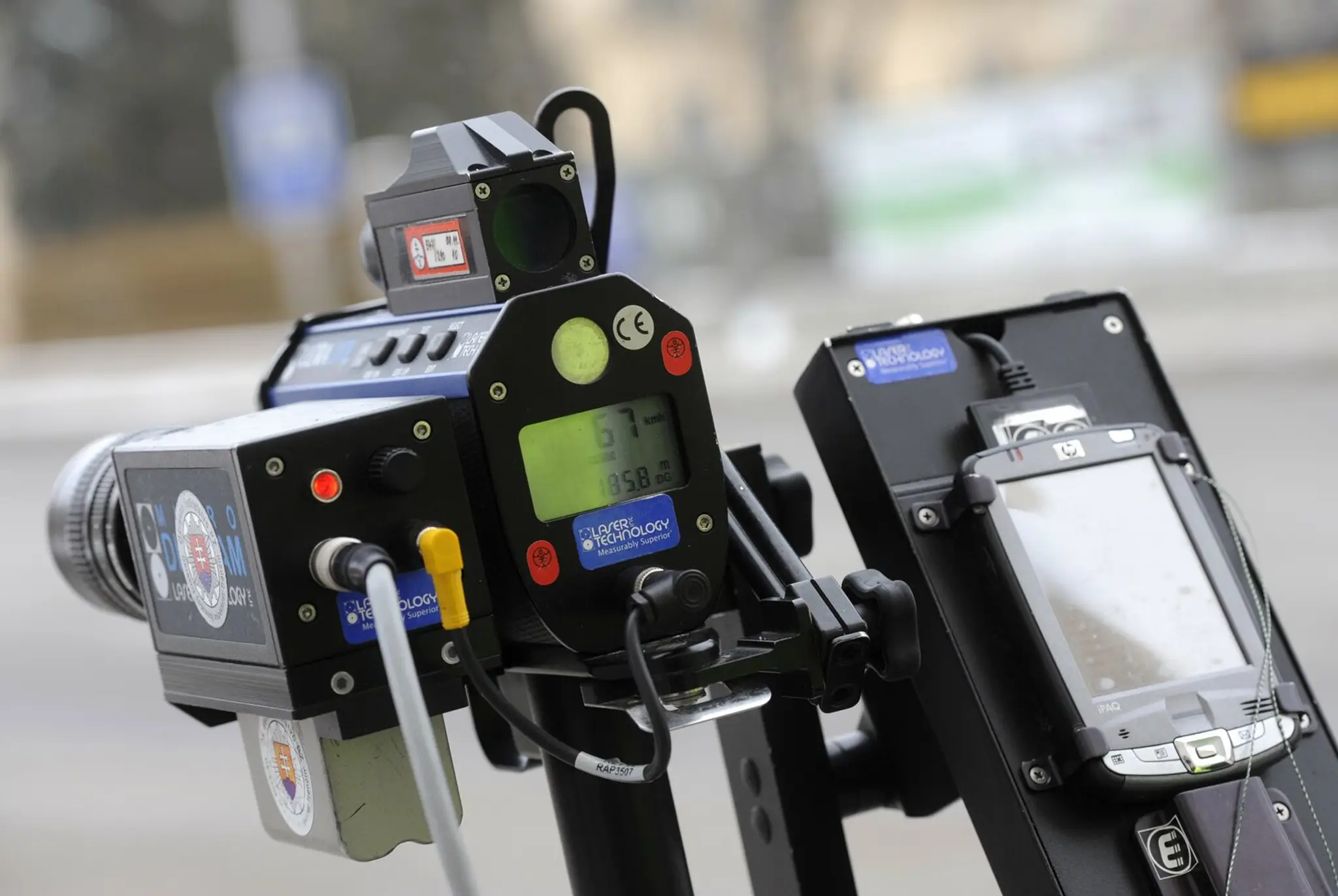 Policajný radar na meranie prekročenia povolenej rýchlosti vozidiel