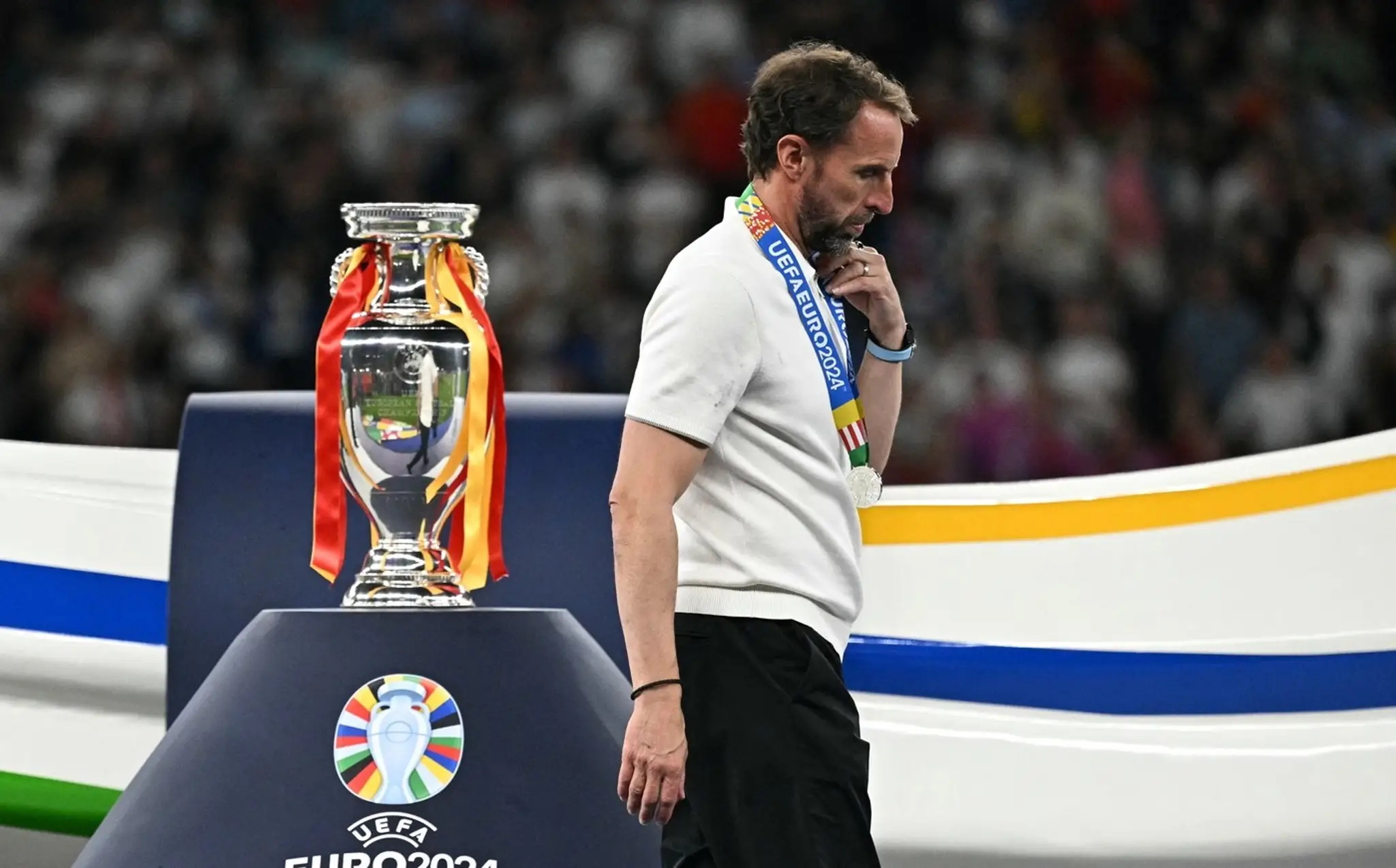 Gareth Southgate prechádza okolo trofeje pre víťaza ME vo futbale.