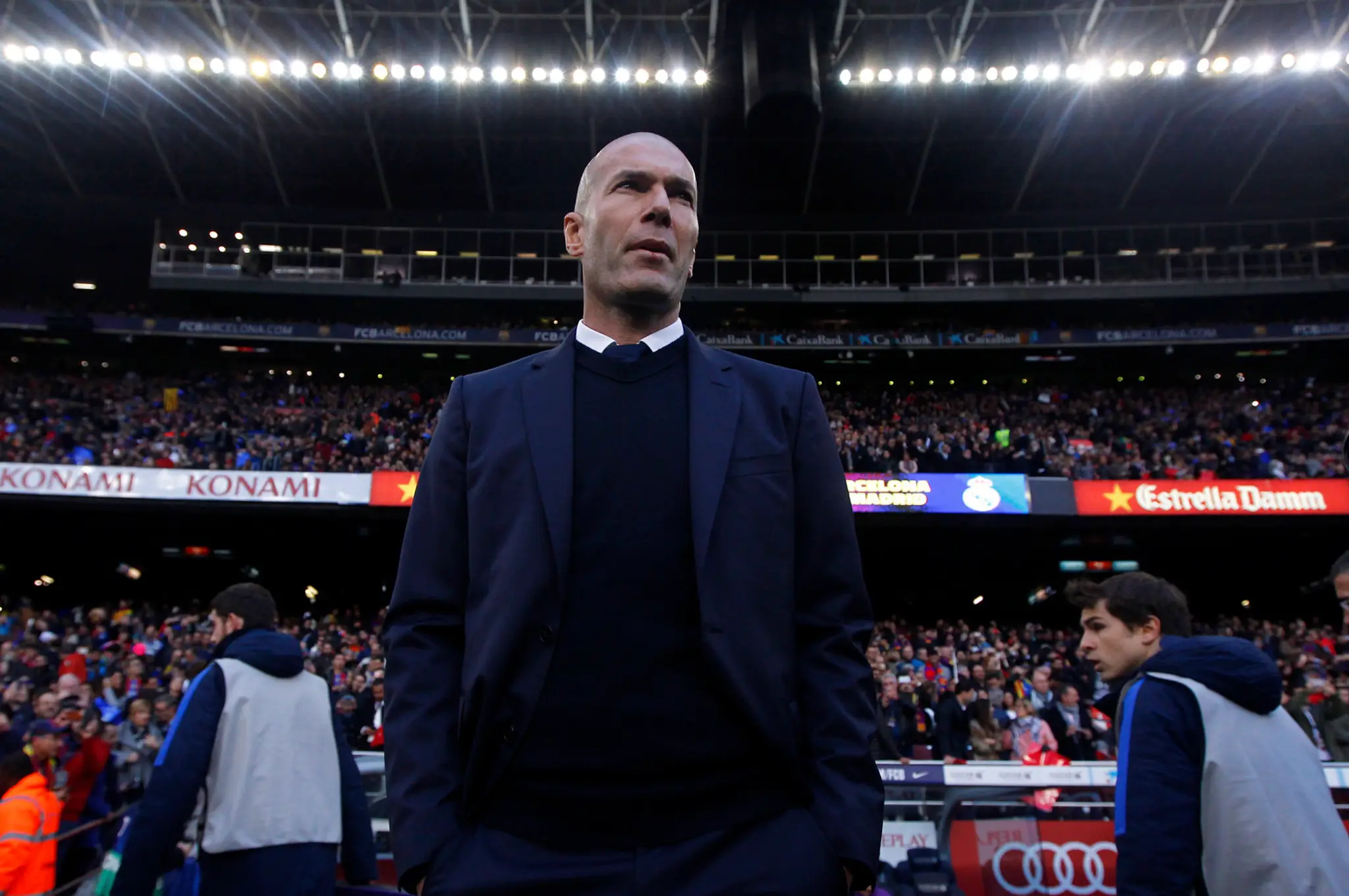 Kouč madridského Realu Zinédine Zidane sleduje ihrisko pred El Clásicom.