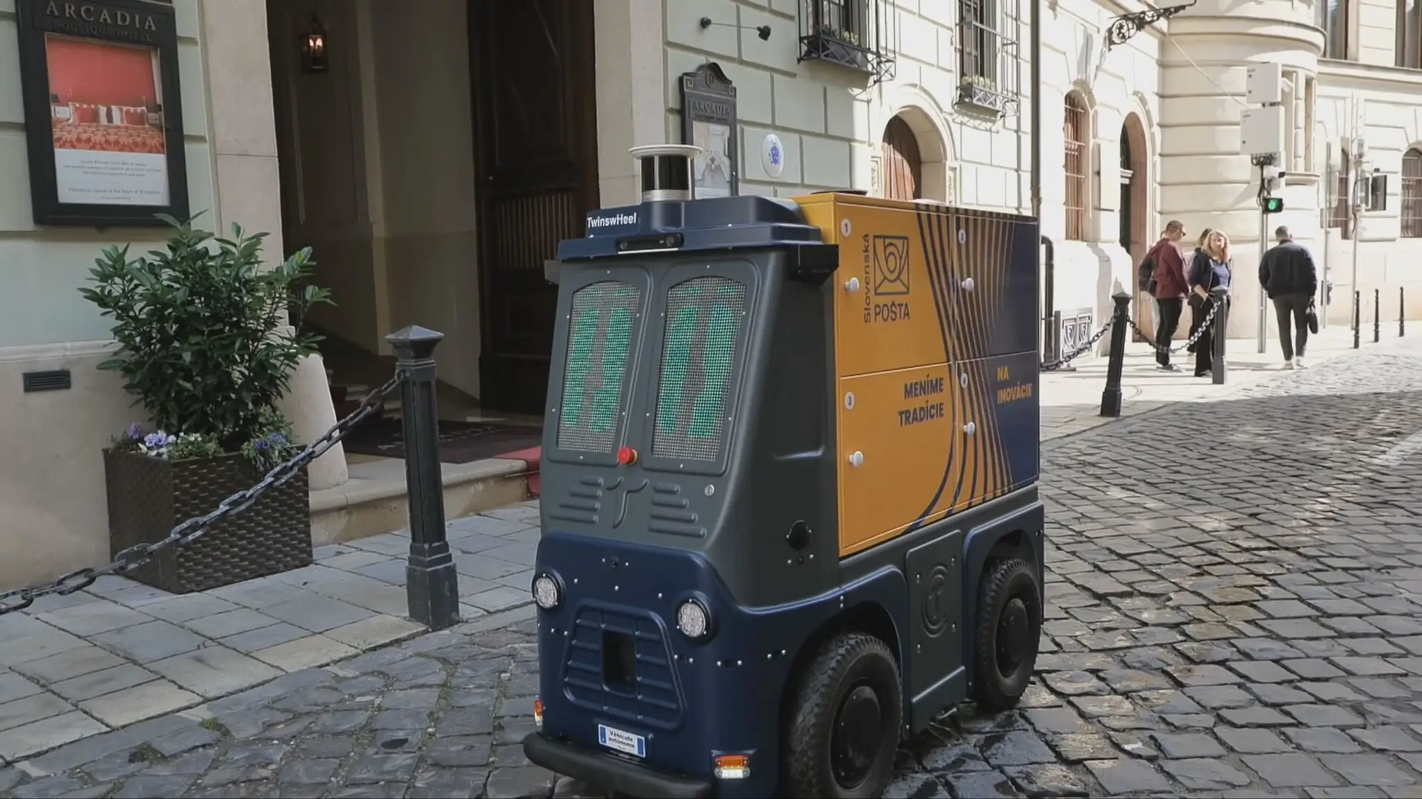 Pošta predstavila nového robota, ktorý bez vodiča roznáša balíky