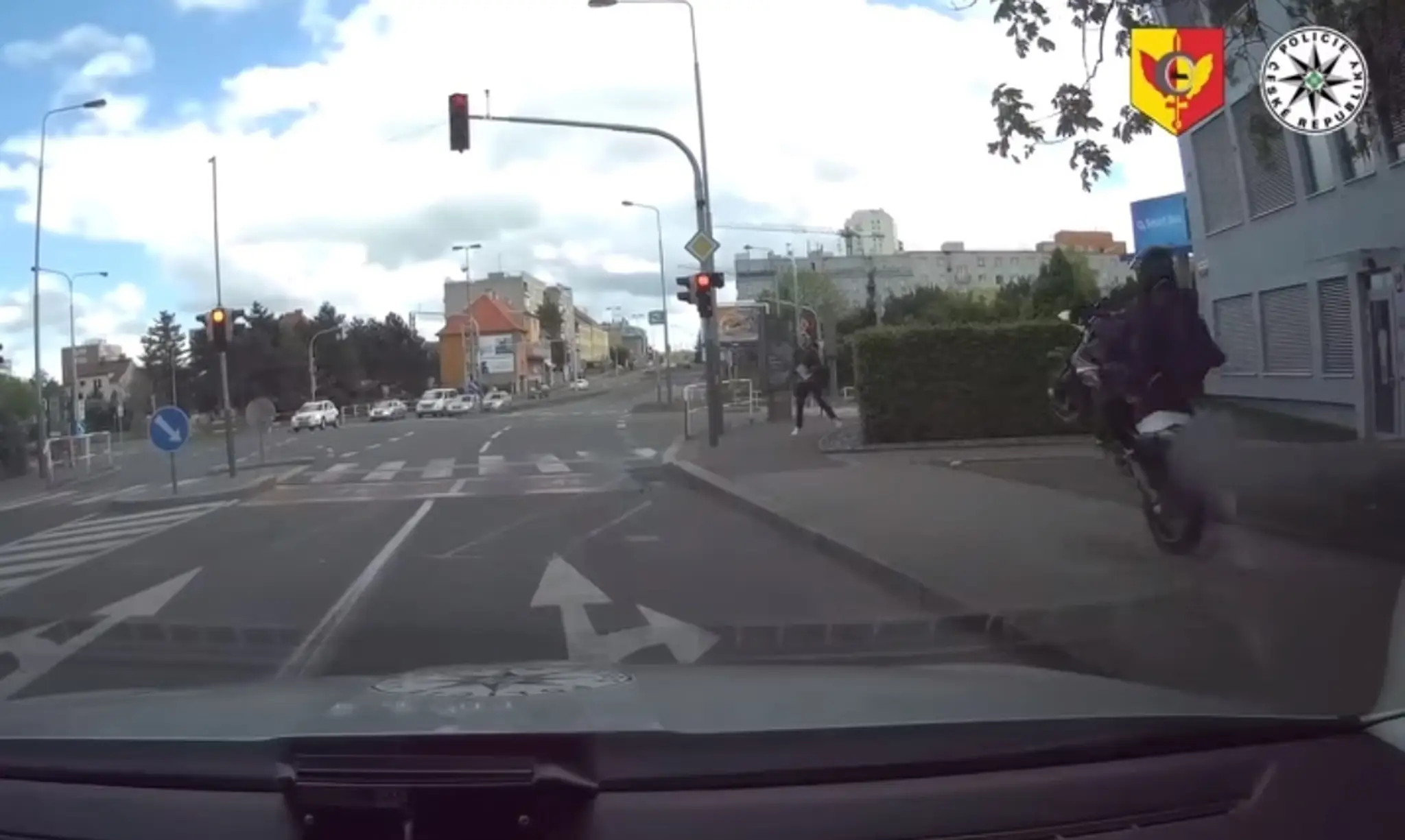 Zdrogovaný motorkár unikal polícii aj na jednom kolese.