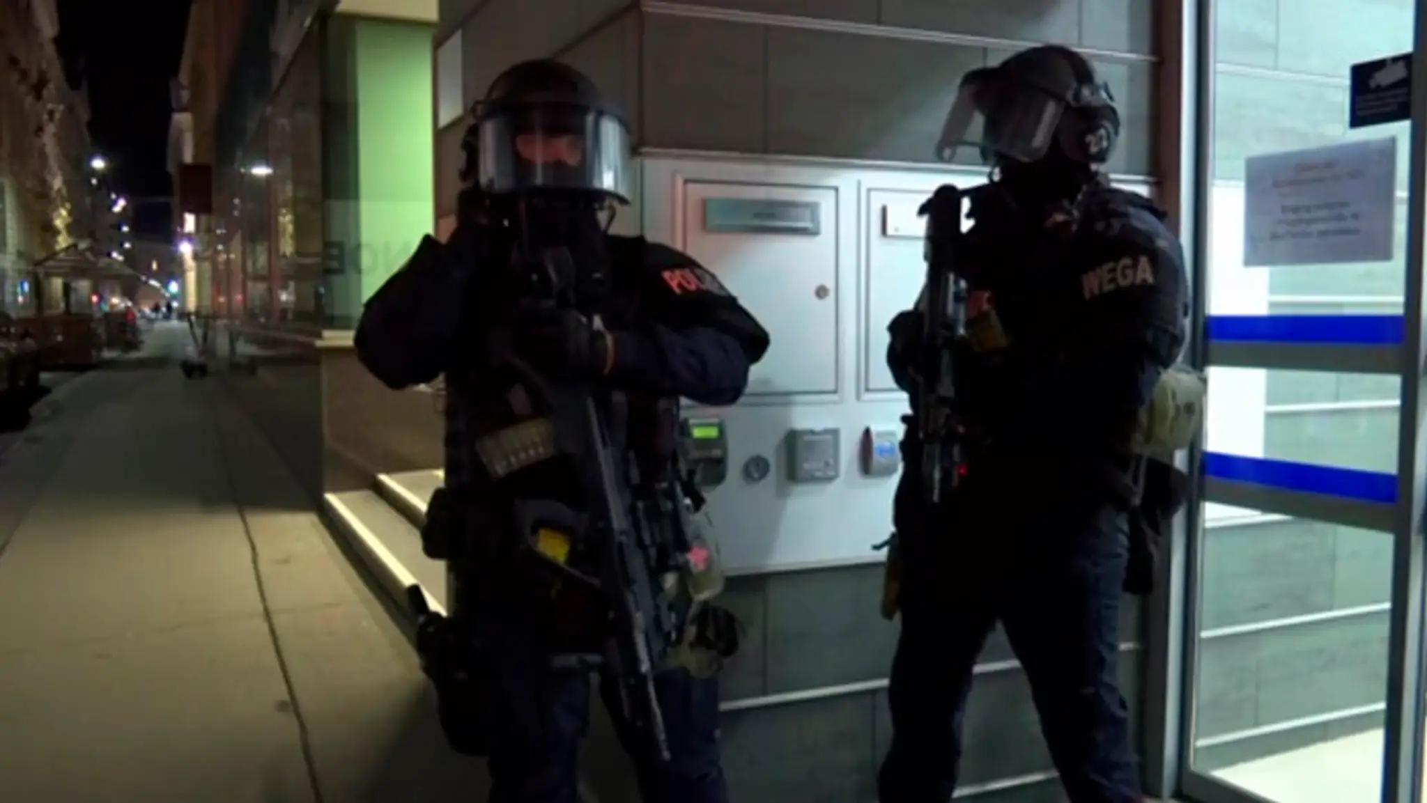 Polícia po streľbe vo Viedni.