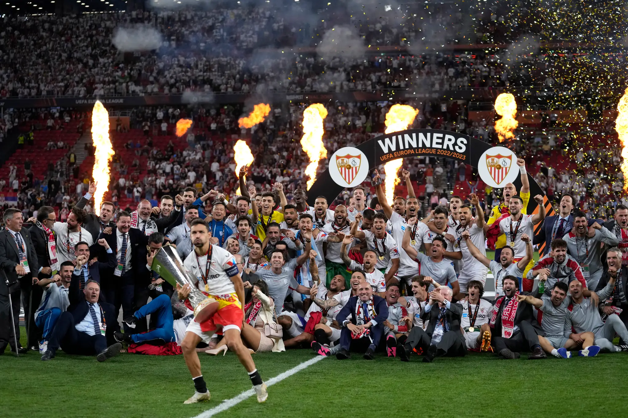 Na snímke hráč FC Sevilla Jesus Navas sa teší zo zisku pohára po finálovom zápase Európskej ligy.