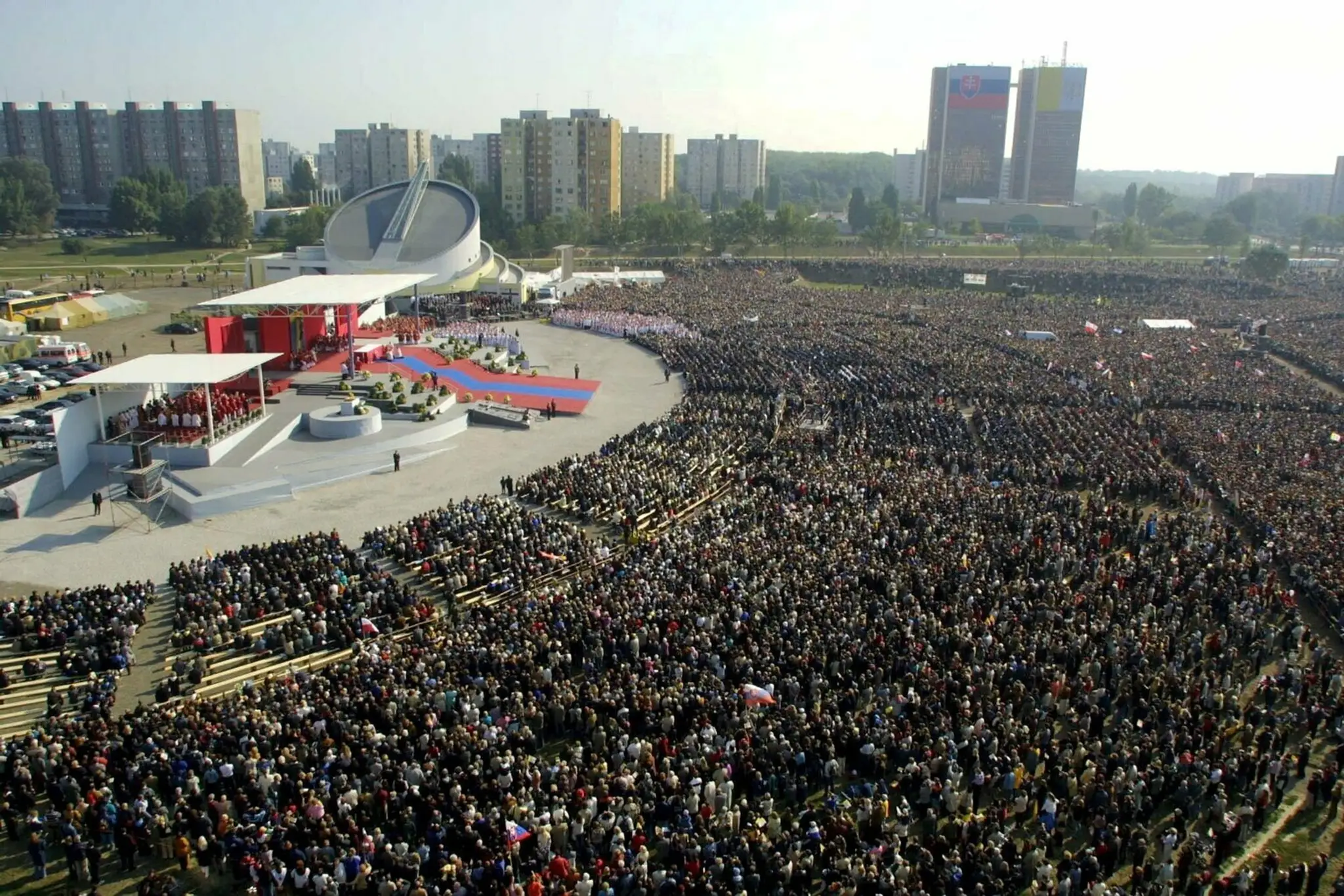 Tisíce ľudí počas návštevy Jána Pavla II. v Bratislave v roku 2005.