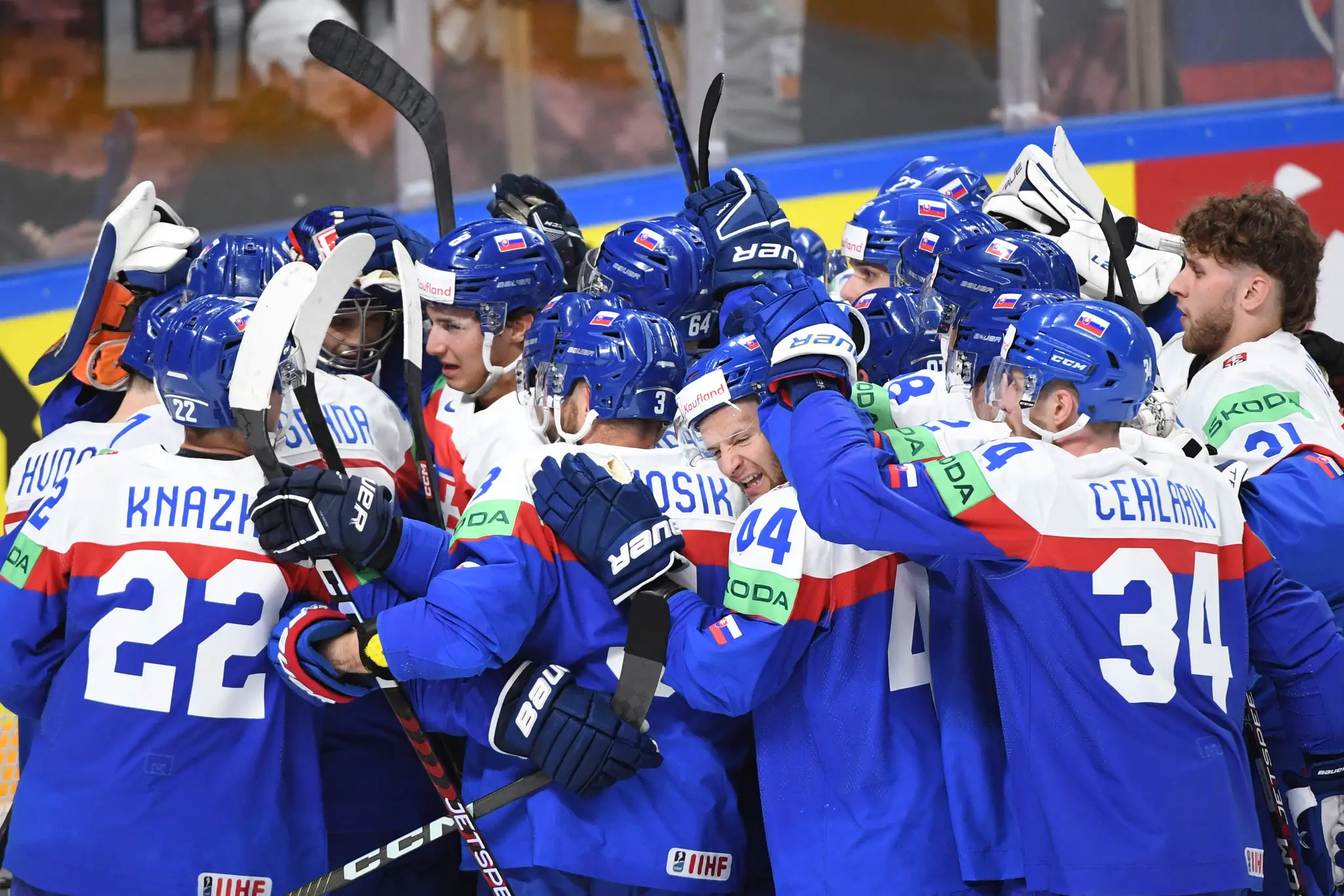 Slovenskí hokejisti sa tešia po víťazstve 2:1 v zápase základnej B-skupiny Slovensko - Lotyšsko