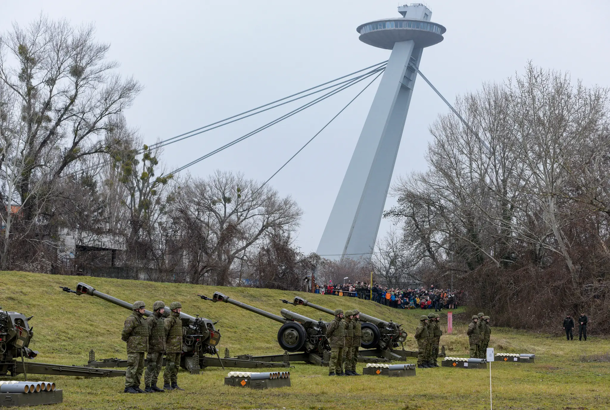 O salvy sa postarali delostrelci 21. samohybného delostreleckého oddielu generálmajora Alexandra Kordu z Michaloviec, s použitím ťahaných húfnic 122 mm HD-30.
