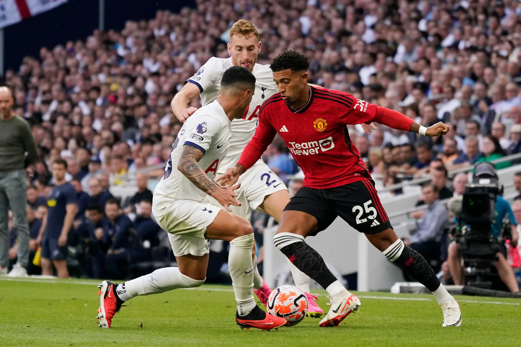 Jadon Sancho z Manchestru United a Pedro Porro z Tottenhamu počas zápasu anglickej Premier League