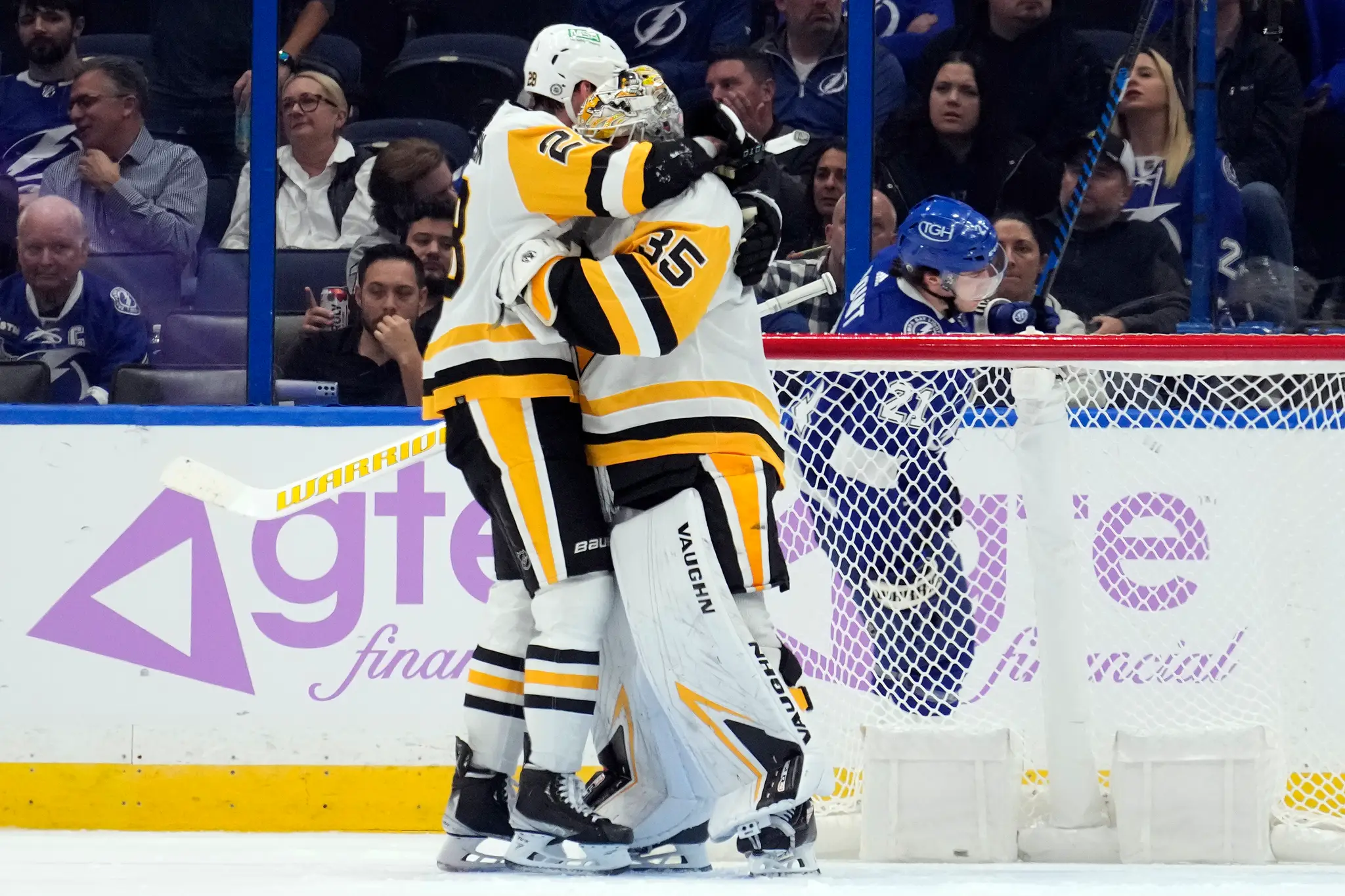 Na snímke sprava brankár Penguins Tristan Jarry a obranca Marcus Pettersson oslavujú víťazstvo.