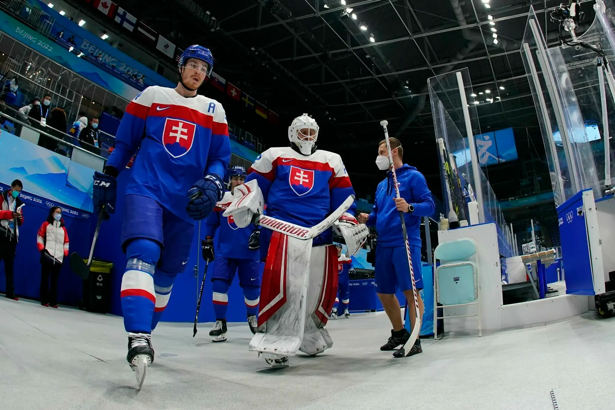 Hráči Slovenska vstupujú na ľad pred duelom proti Lotyšsku na ZOH 2022.