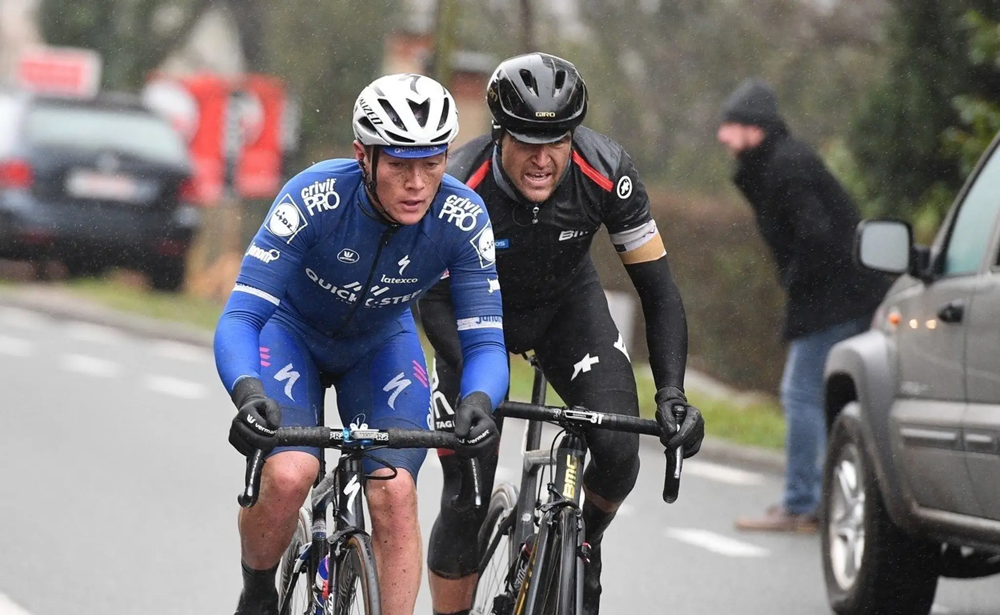 Yves Lampaert a Greg Van Avermaet počas pretekov Dwaars door Vlaanderen.