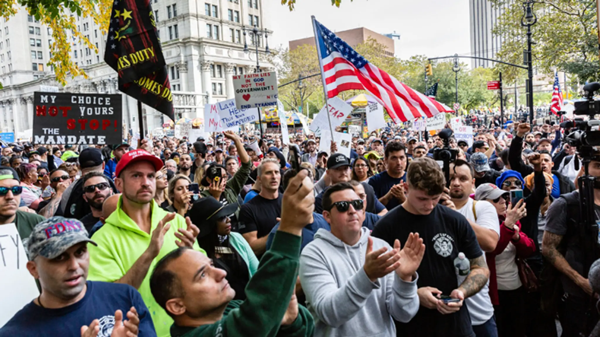 Tisíce zamestnancov mesta New York protestovali proti povinnému očkovaniu.