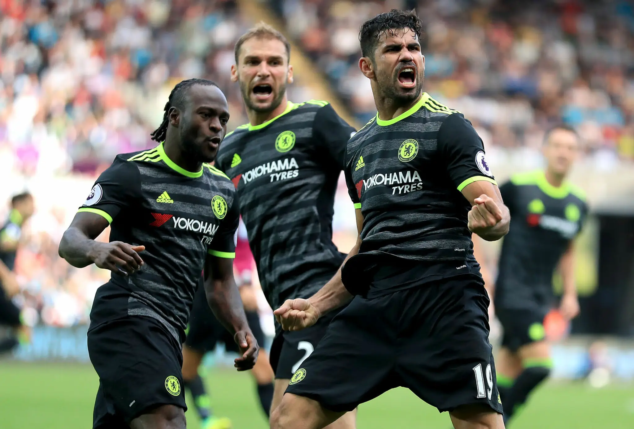 Diego Costa (v popredí) jasá po góle do siete Swansea.