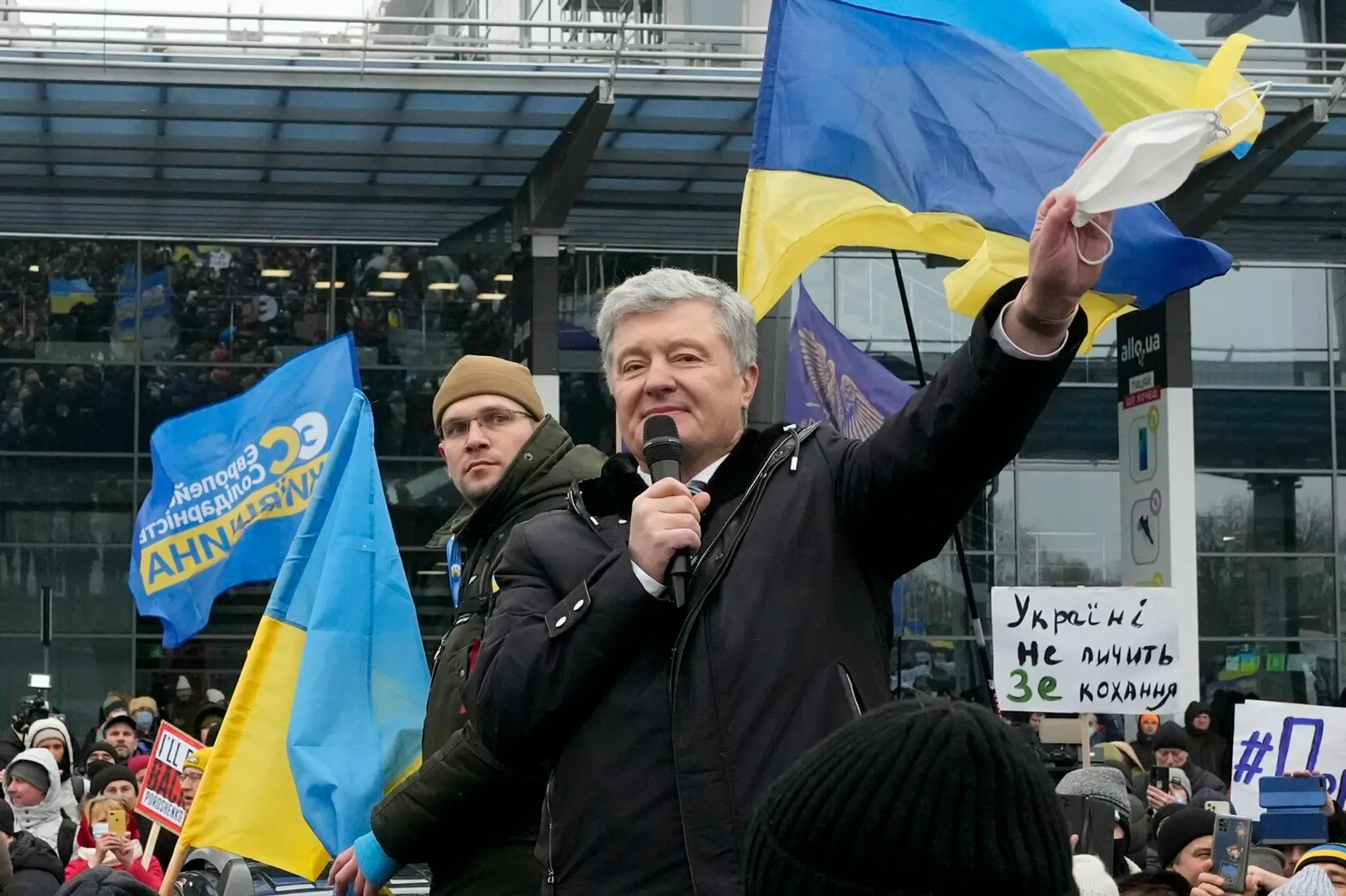 Bývalý ukrajinský prezident Petro Porošenko sa víta s priaznivcami po prílete z Poľska do Kyjeva.