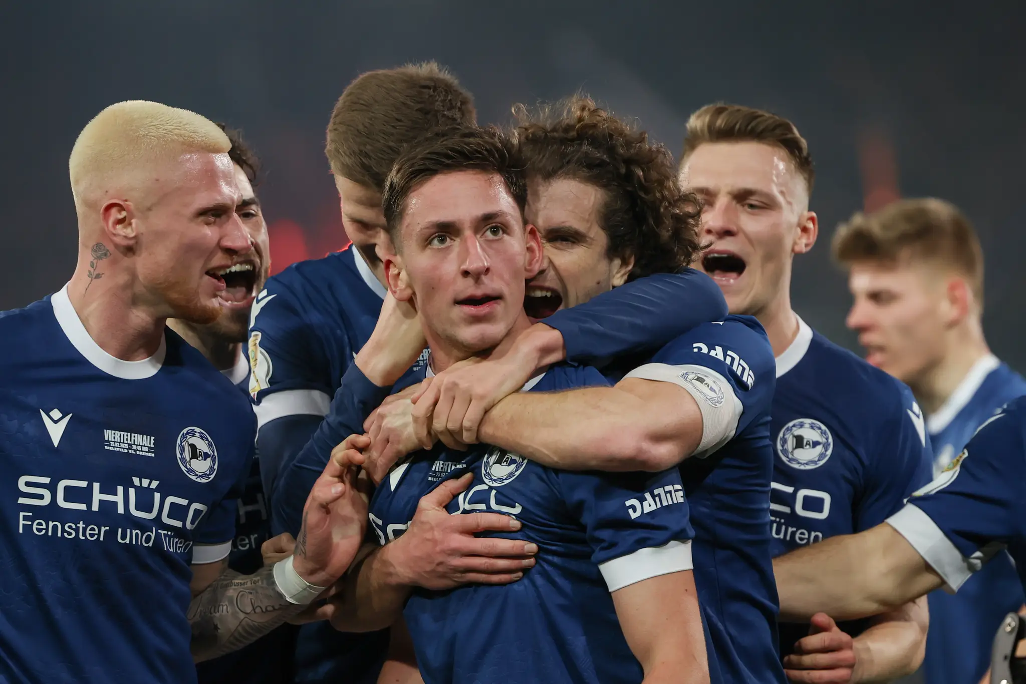 Futbalista Bielefeldu Marius Wörl (uprostred) sa teší so spoluhráčmi z gólu.