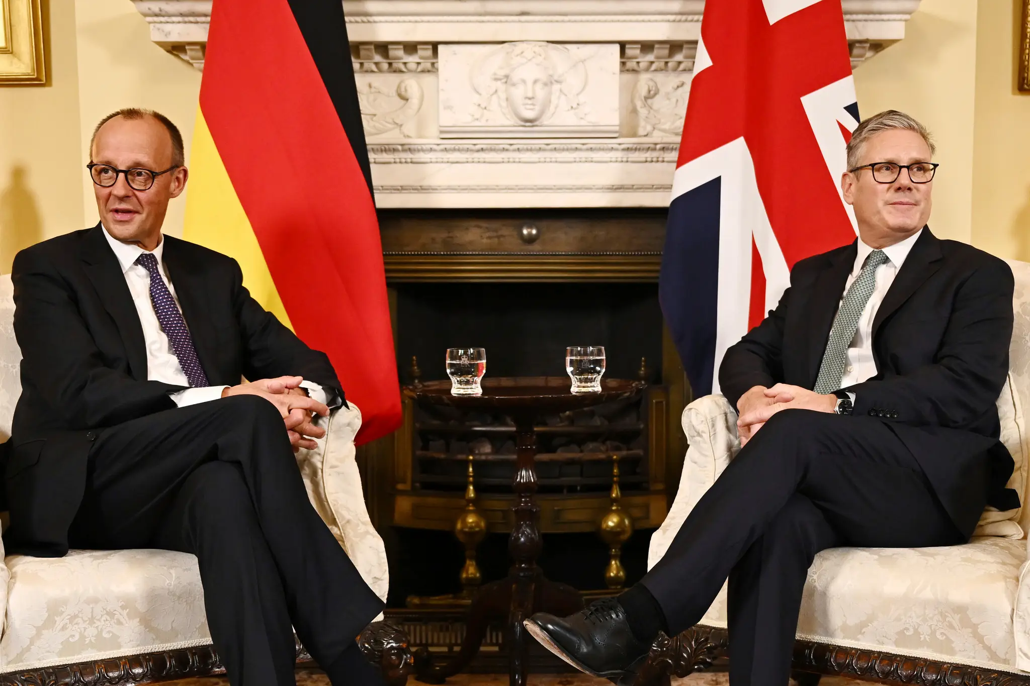 Britský premiér Keir Starmer (vpravo) a nemecký kancelár Friedrich Merz sedia počas stretnutia na Downing Street 10 v Londýne.