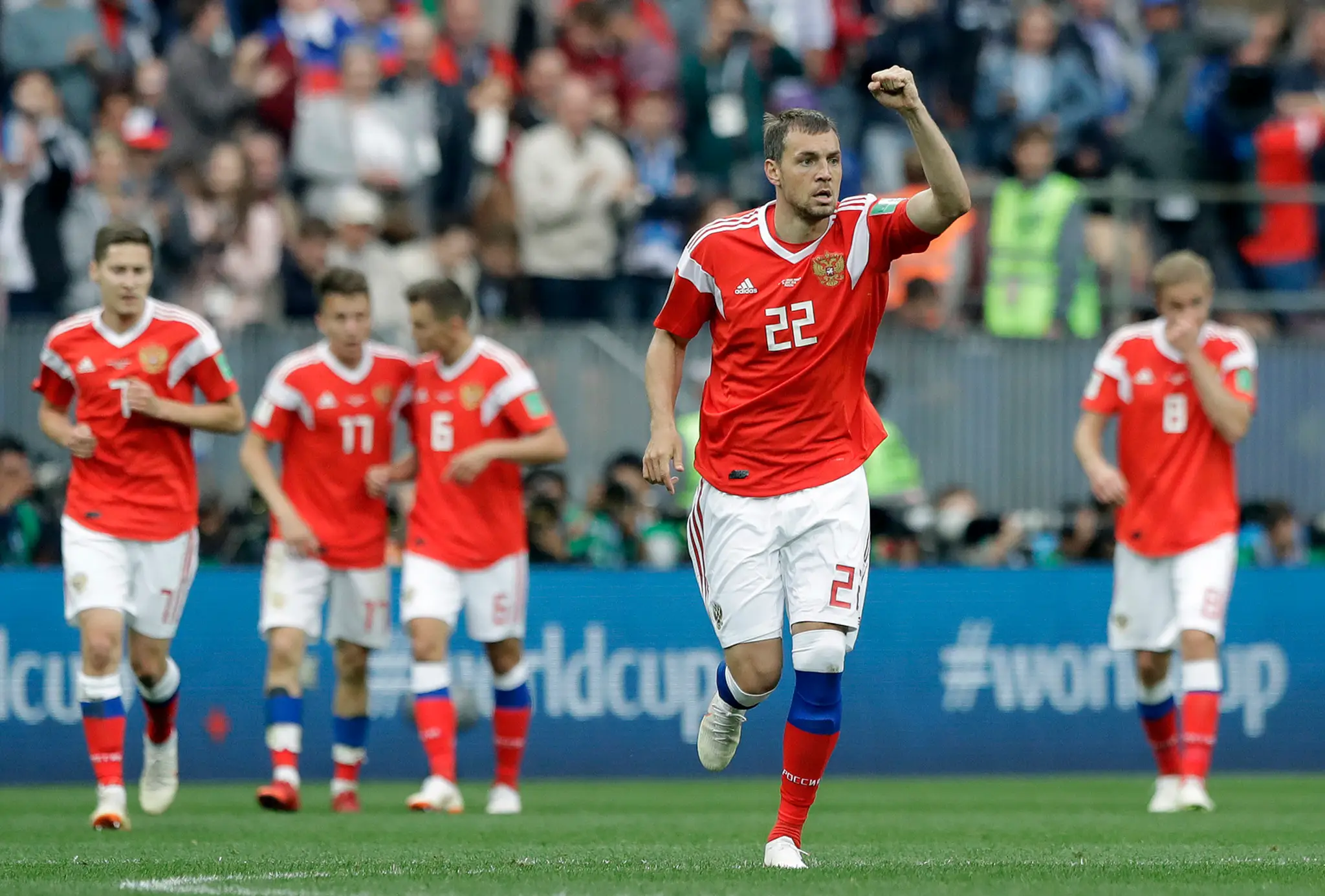 Ruský útočník Arťom Dziuba sa raduje z gólu v dueli MS 2018 proti Saudskej Arábii.