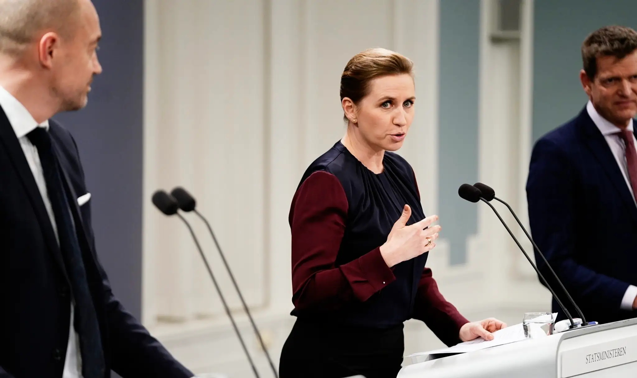 Dánska premiérka Mette Frederiksenová (uprostred) počas tlačovej konferencie ohľadne pandemickej situácie.