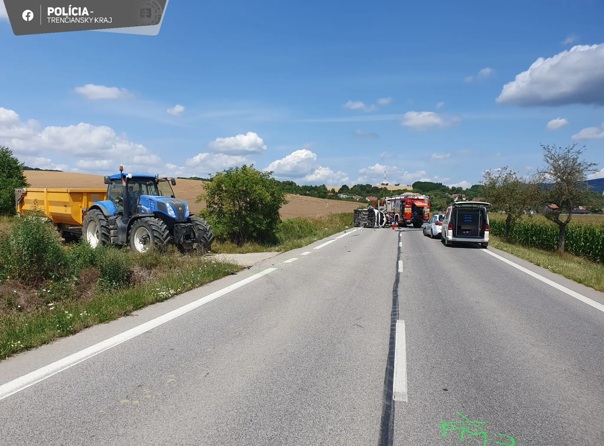 Policajti dokumentujú dopravnú nehodu traktora a osobného auta.