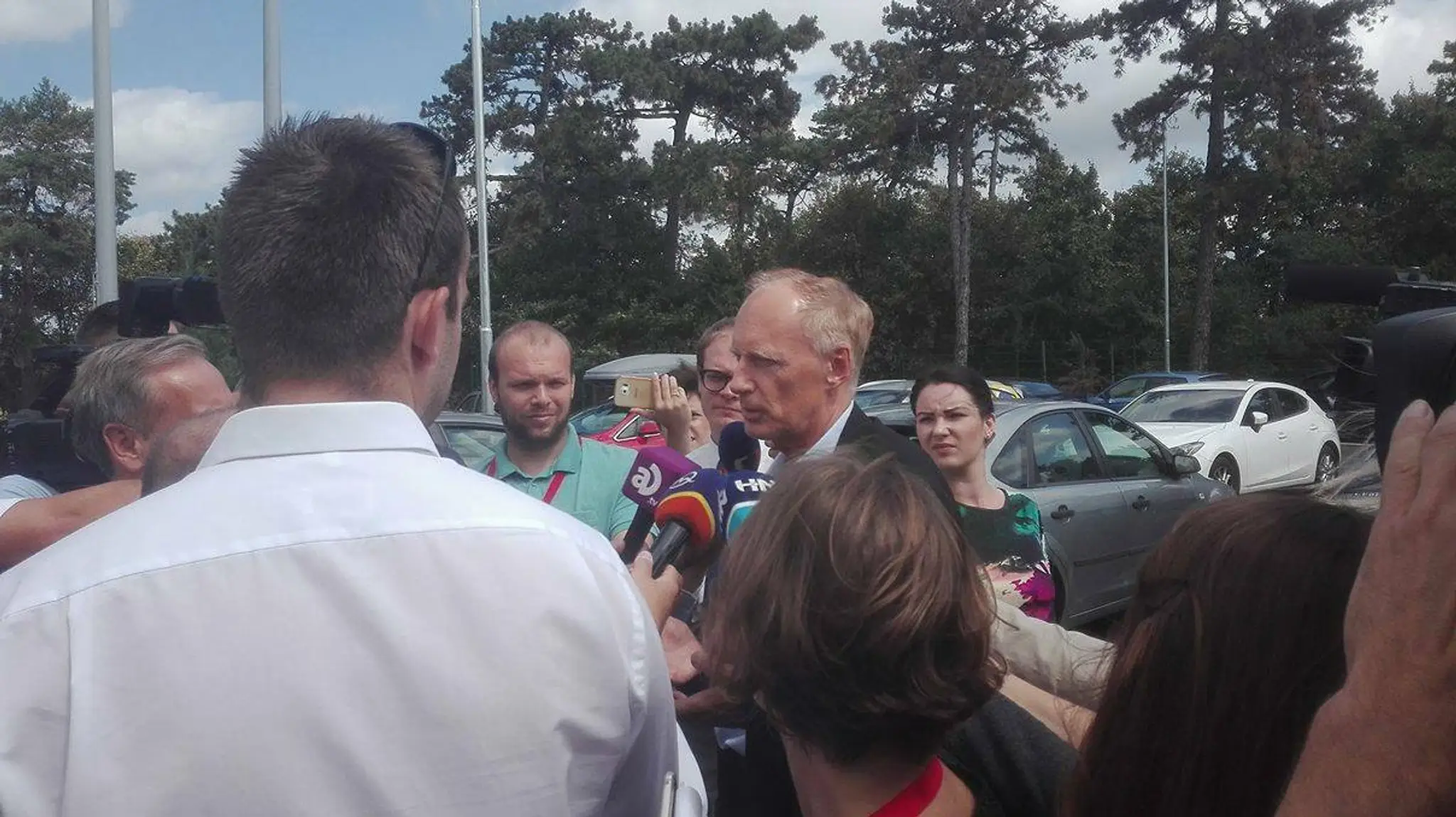 Jaroslav Paška odpovedá na otázky novinárov.