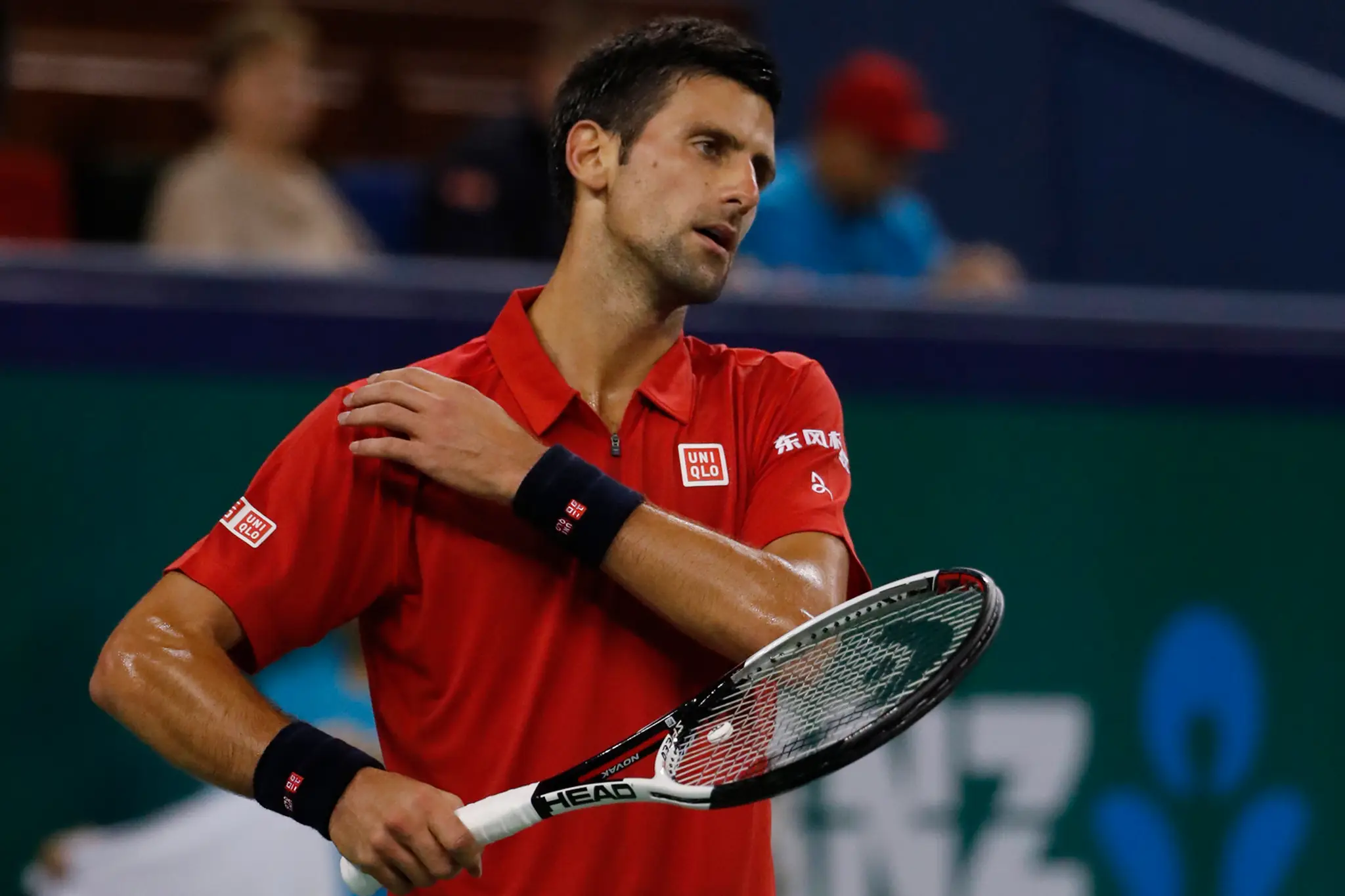 Zúfalí pohľad Novaka Djokoviča v semifinále Šanghaj Masters proti Robertovi Bautistovi Agutovi.