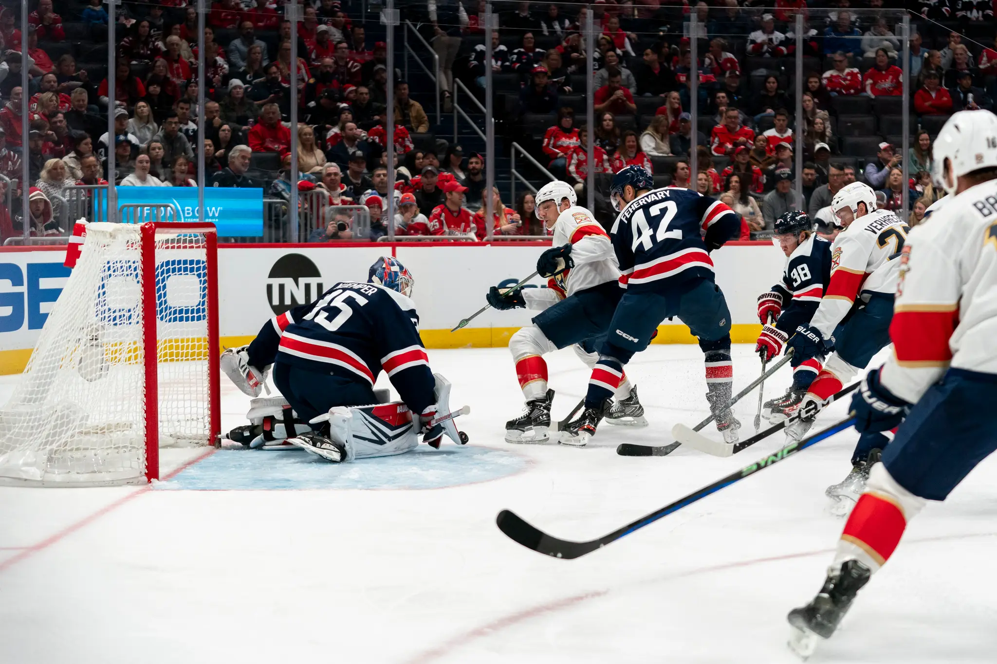 Uprostred bráni slovenský hokejista Martin Fehérváry počas zápasu zámorskej NHL Washington Capitals - Florida Panthers.