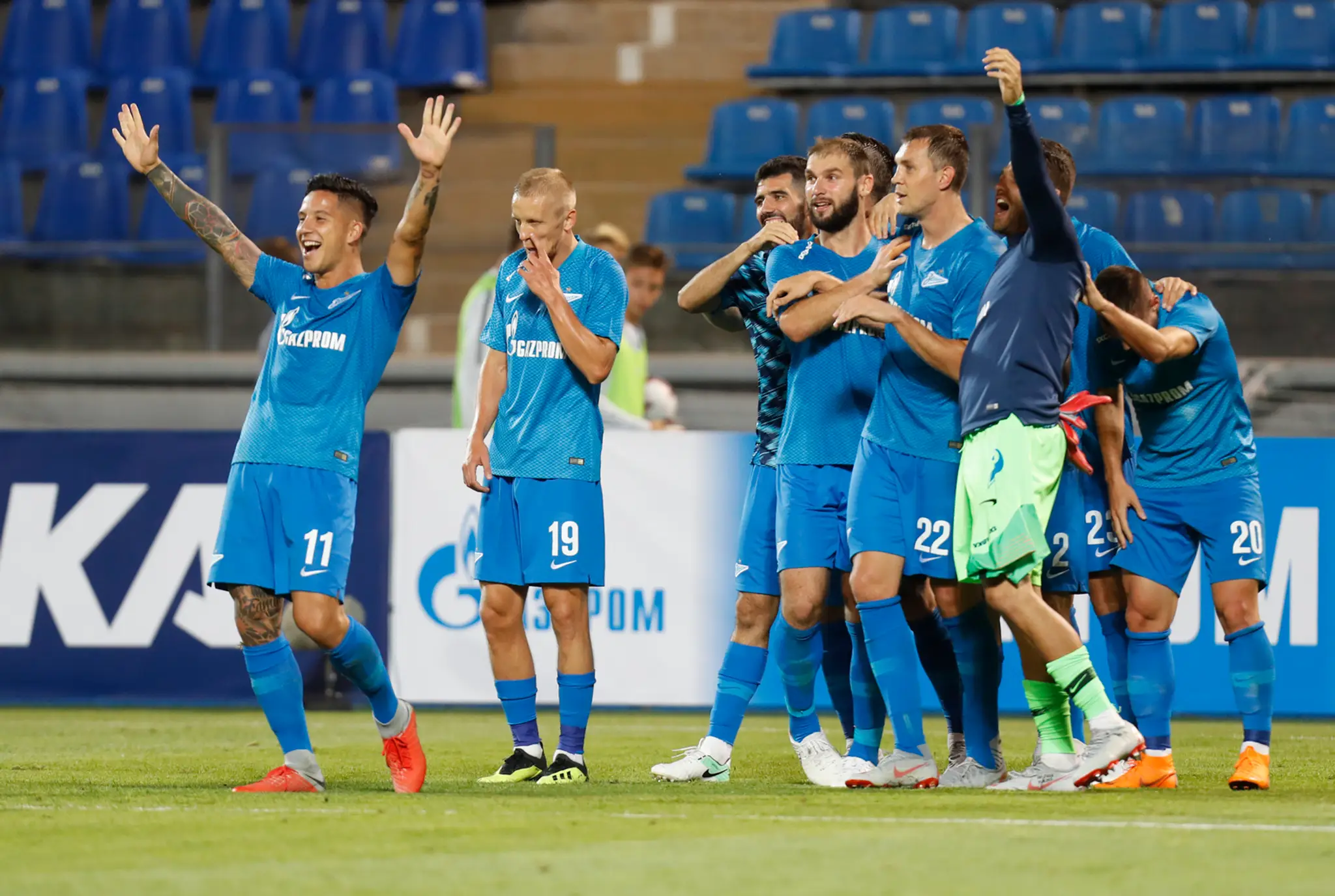 Radosť hráčov Zenitu Petrohrad po víťazstve nad Dinamom Minsk v odvete 3. predkola EL.