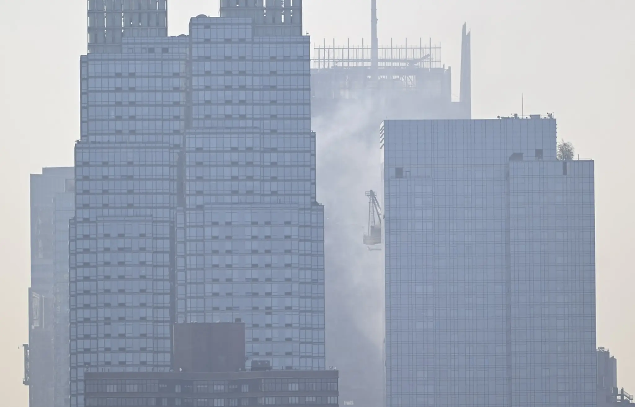 V New Yorku sa zrútila časť obrovského žeriava.