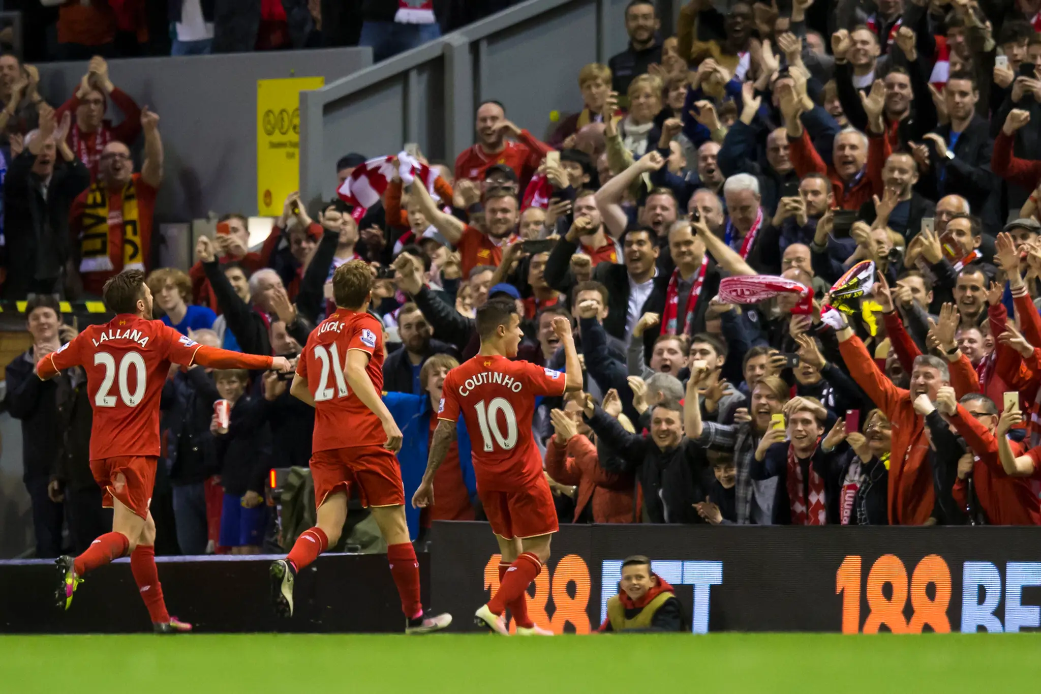 Hráči Liverpoolu sa tešia z gólu