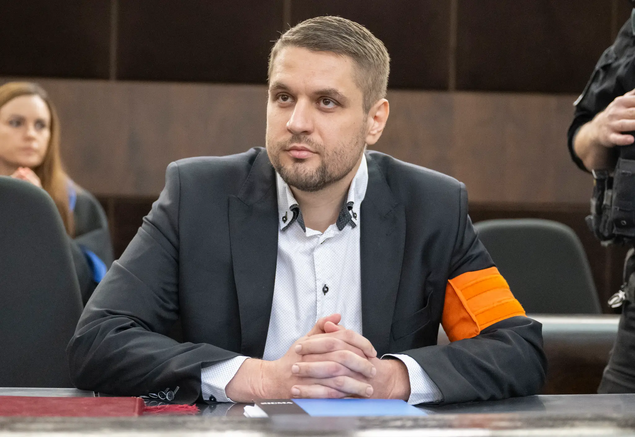 Na snímke obžalovaný Adam Puškár sedí v súdnej sieni.