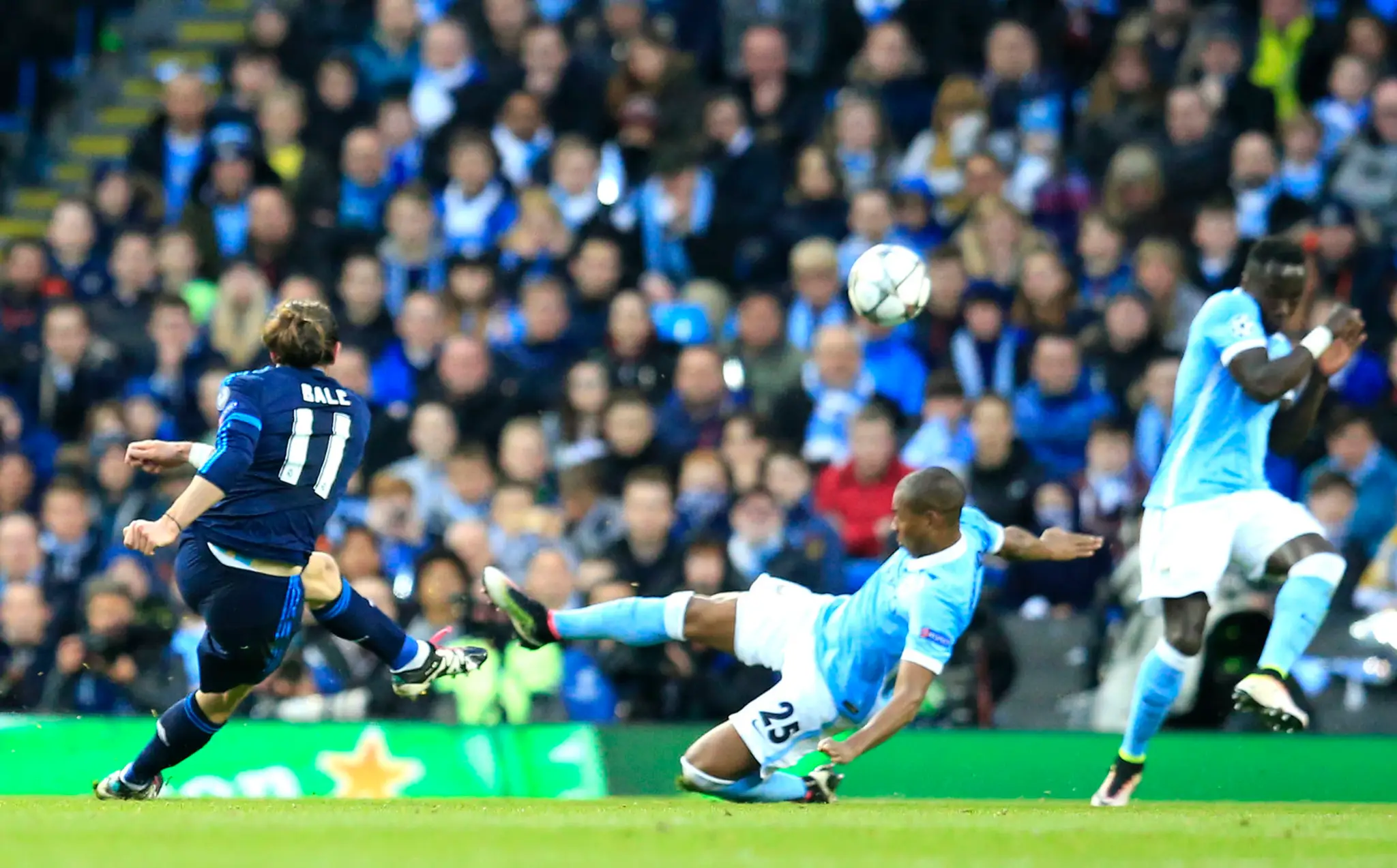 Gareth Bale z Realu (vľavo) a Fernandinho z Manchestru City v súboji o loptu počas prvého semifinále LM.