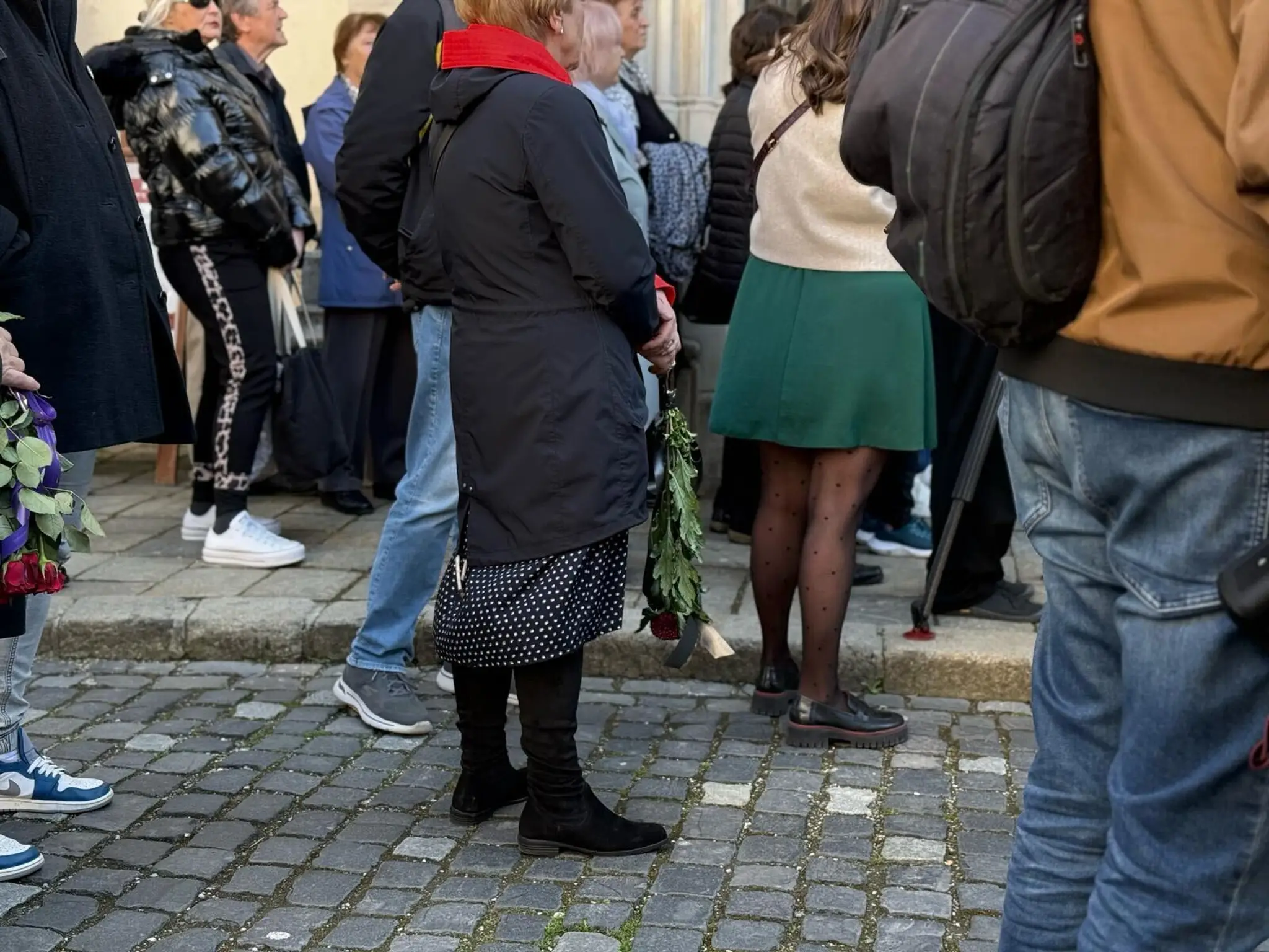 Ľudia sa zhromaždili pred Dómom sv. Martina v Bratislave