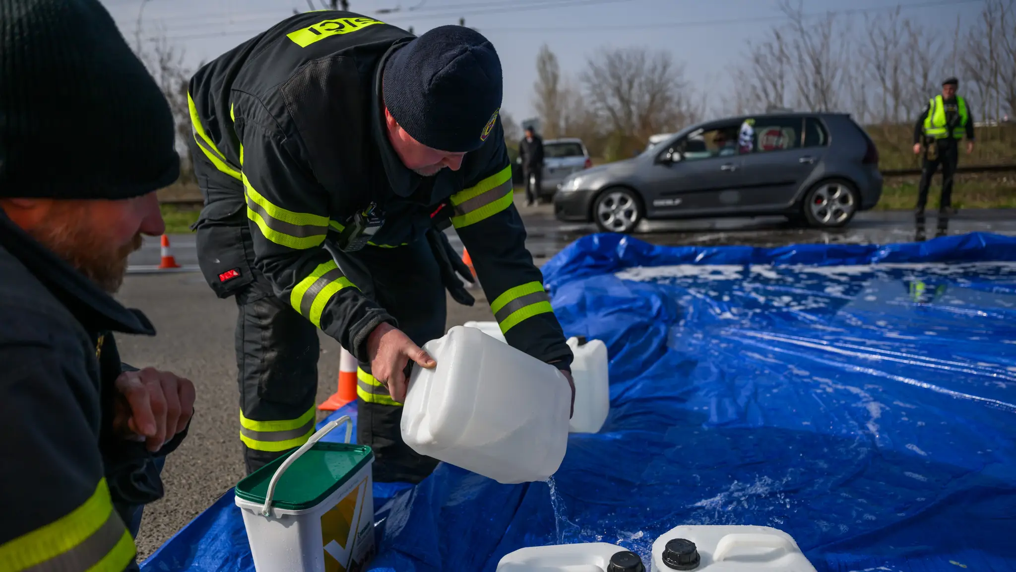 Policajti pre slintačku a krívačku zastavujú vozidlá na hraničných priechodoch