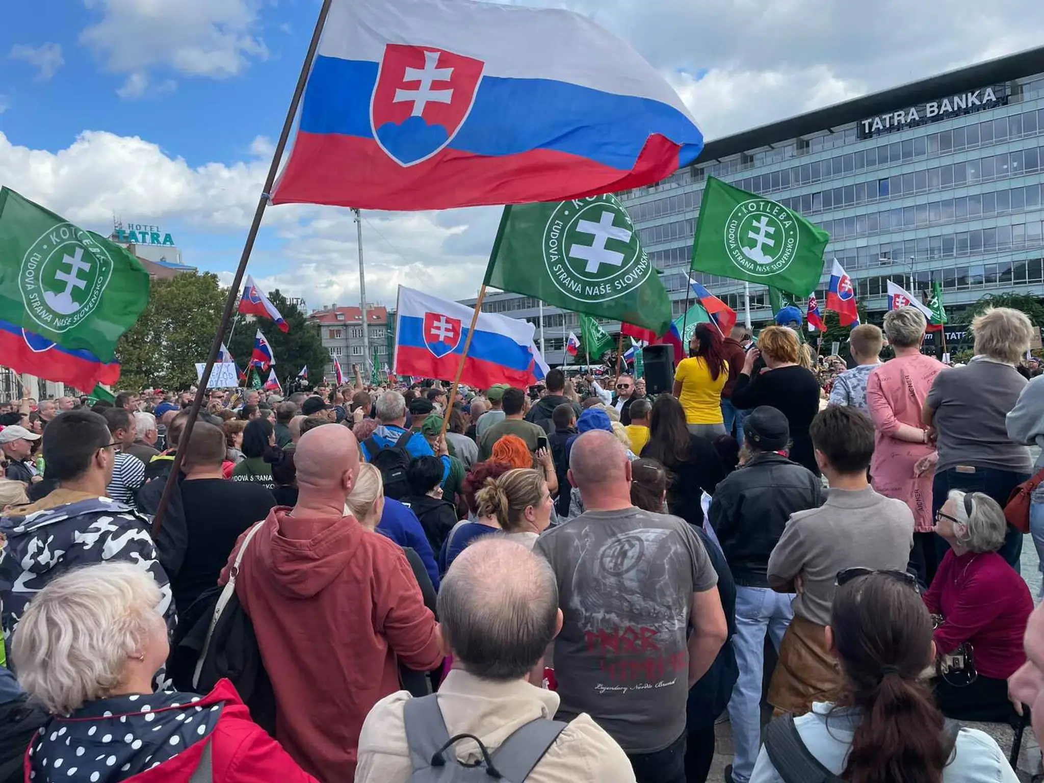 Protest pred Prezidentským palácom proti opatreniam