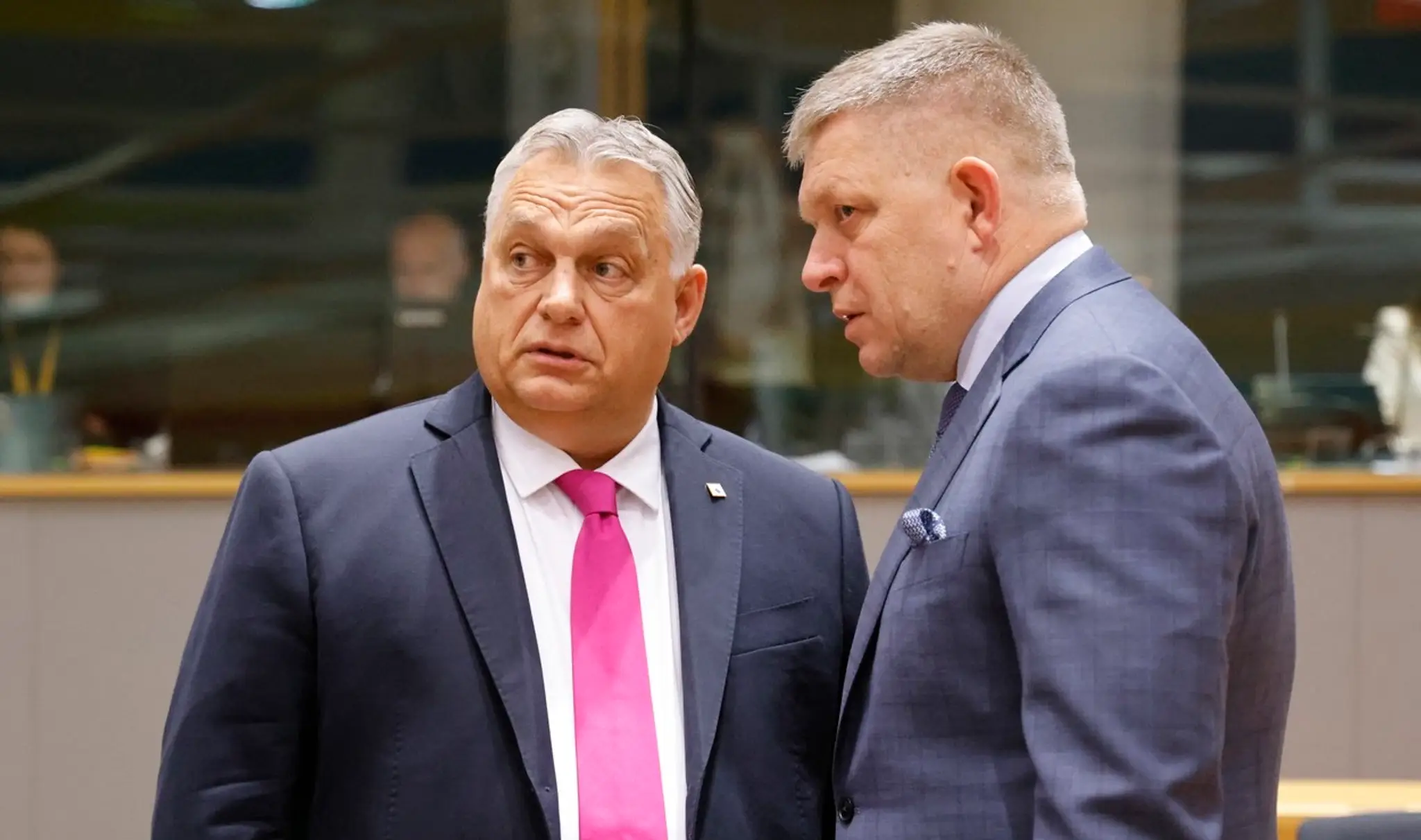 Maďarský premiér Viktor Orbán a jeho slovenský náprotivok Robert Fico na summite v Bruseli.