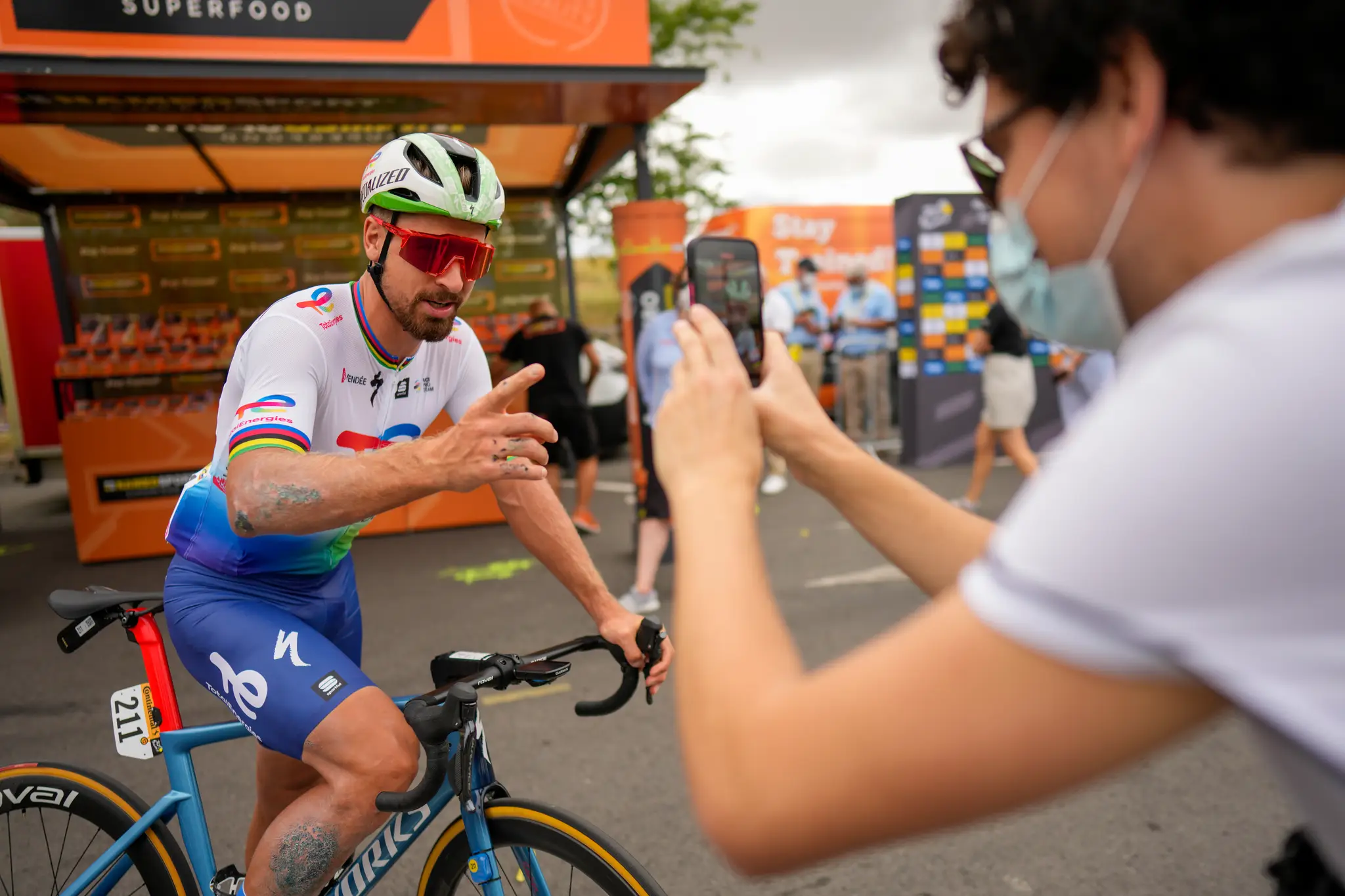 Peter Sagan pózuje fanúšikovi pred štartom druhej etapy