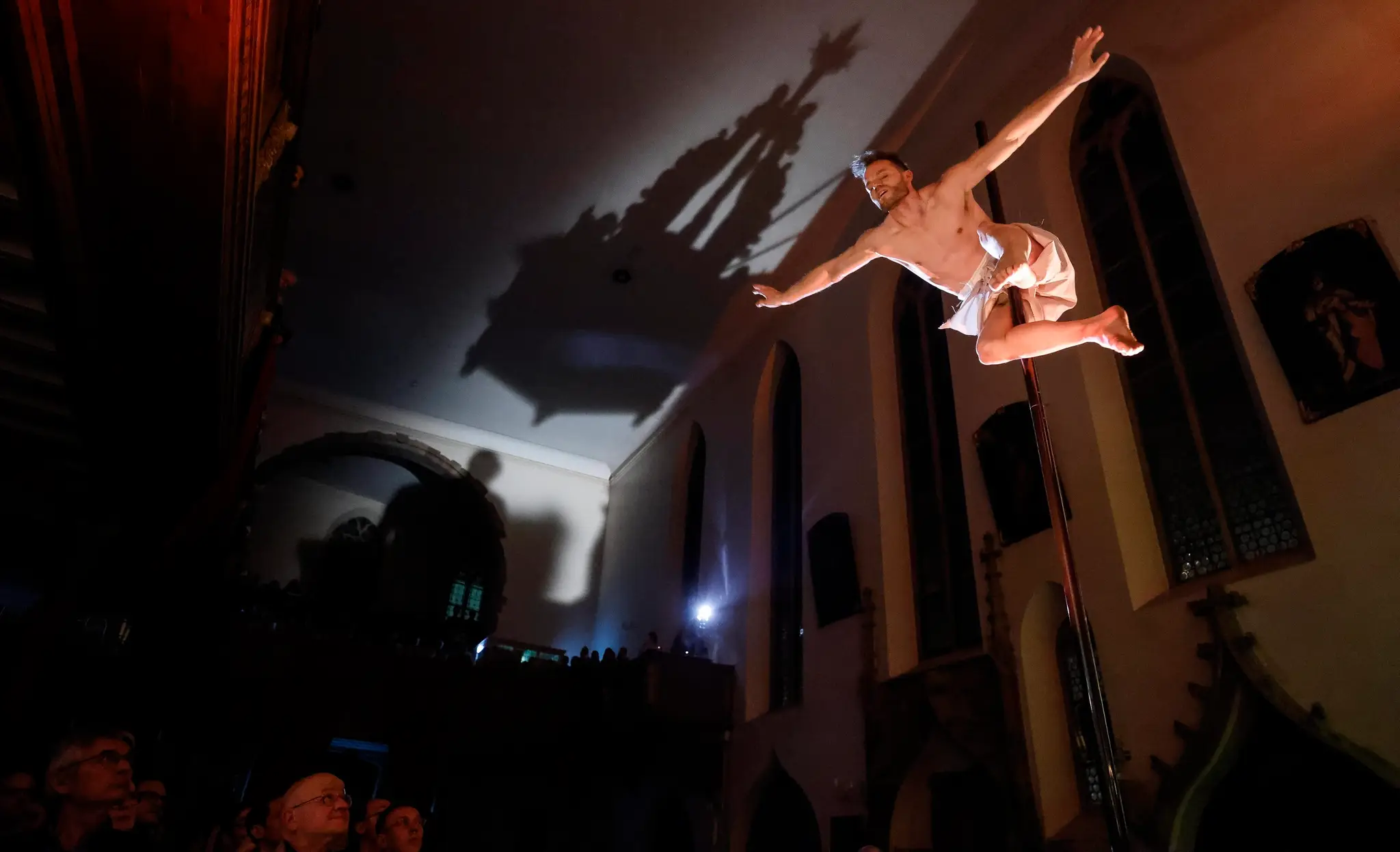Európsky šampión v pole dance Vincent Grobelny počas vystúpenia v kostole.